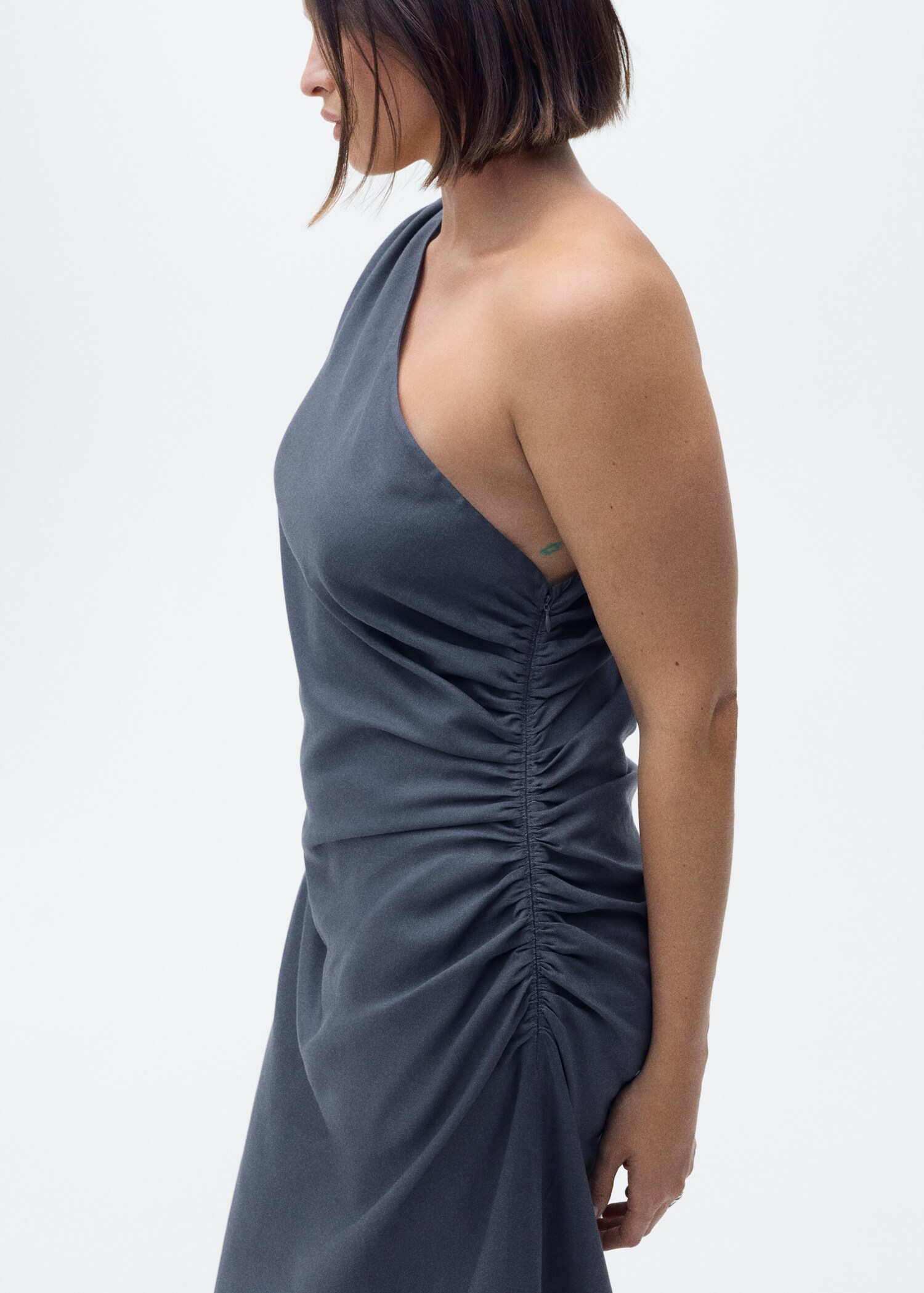 Asymmetrisches Kleid mit gerafften Details - Detail des Artikels 5