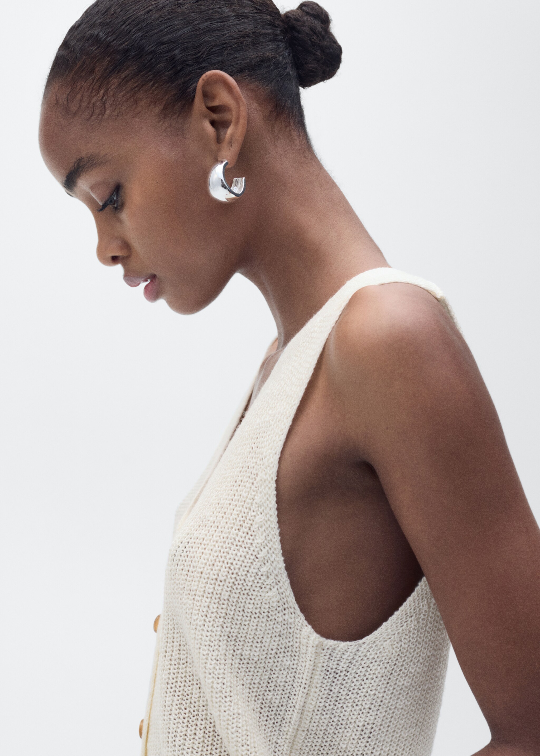 Chunky-knit waistcoat with buttons - Details of the article 1