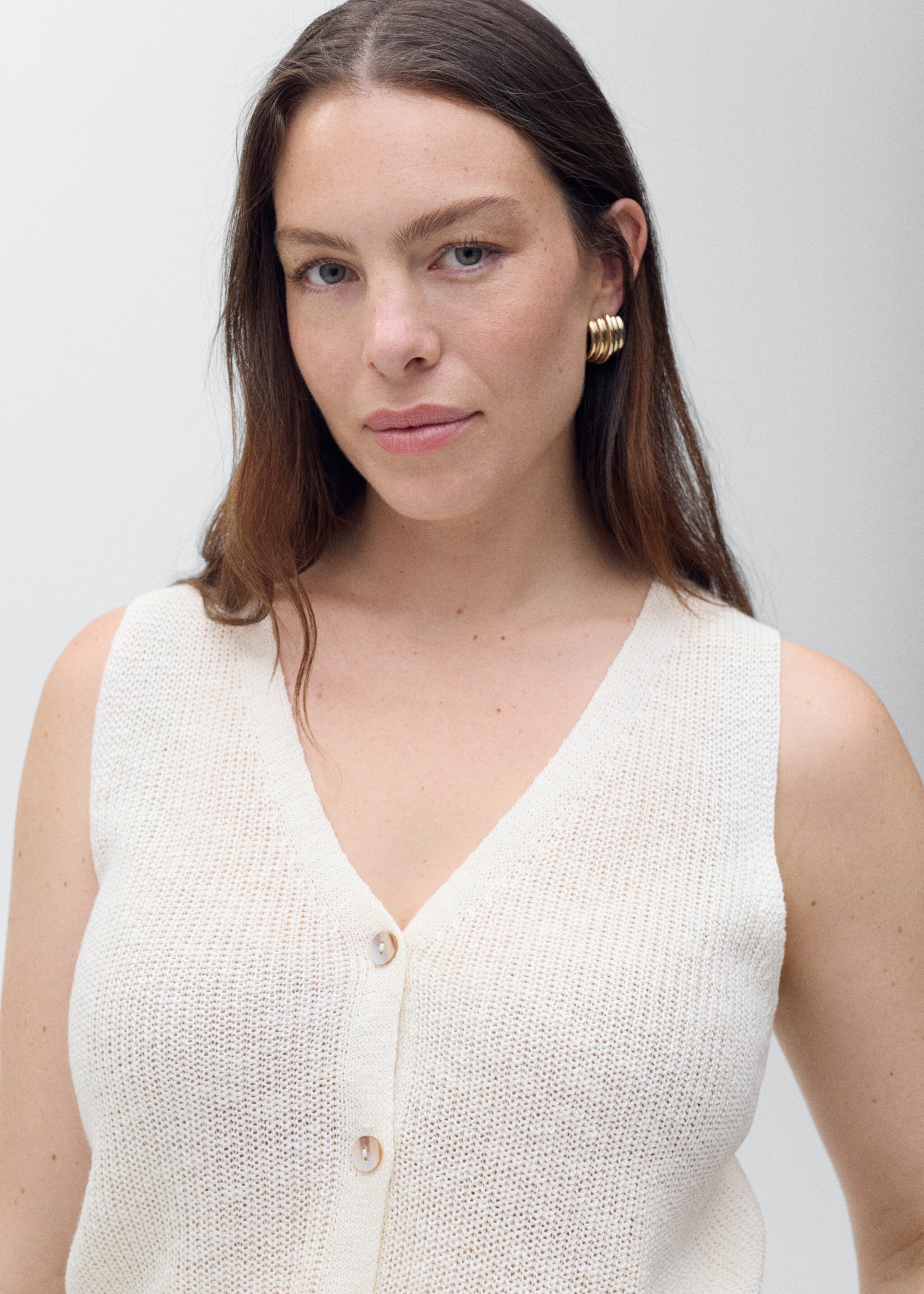 Chunky-knit waistcoat with buttons - Details of the article 5