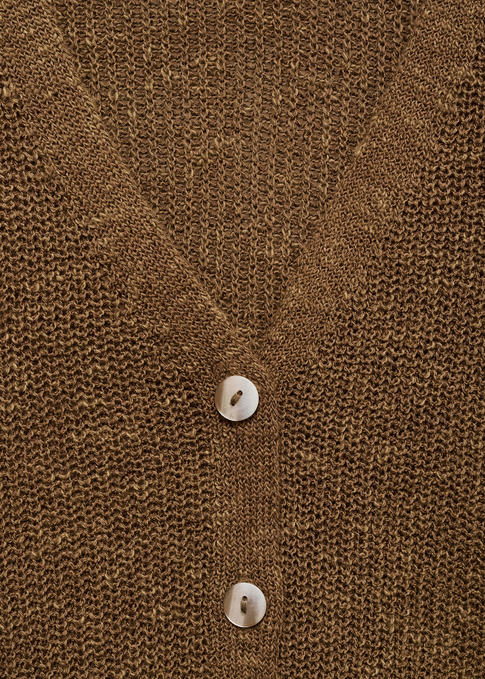 Chunky-knit waistcoat with buttons - Details of the article 8