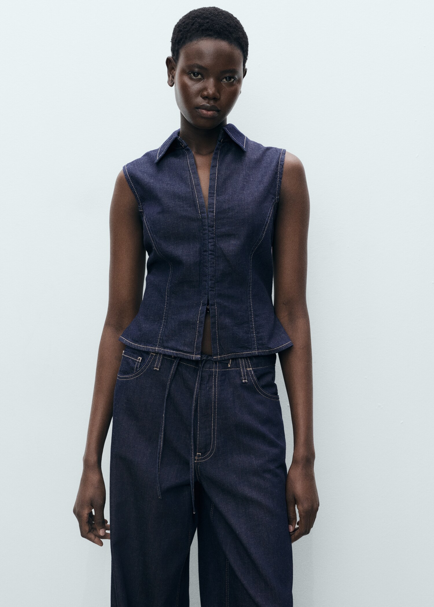 Top denim entallado - Plano medio