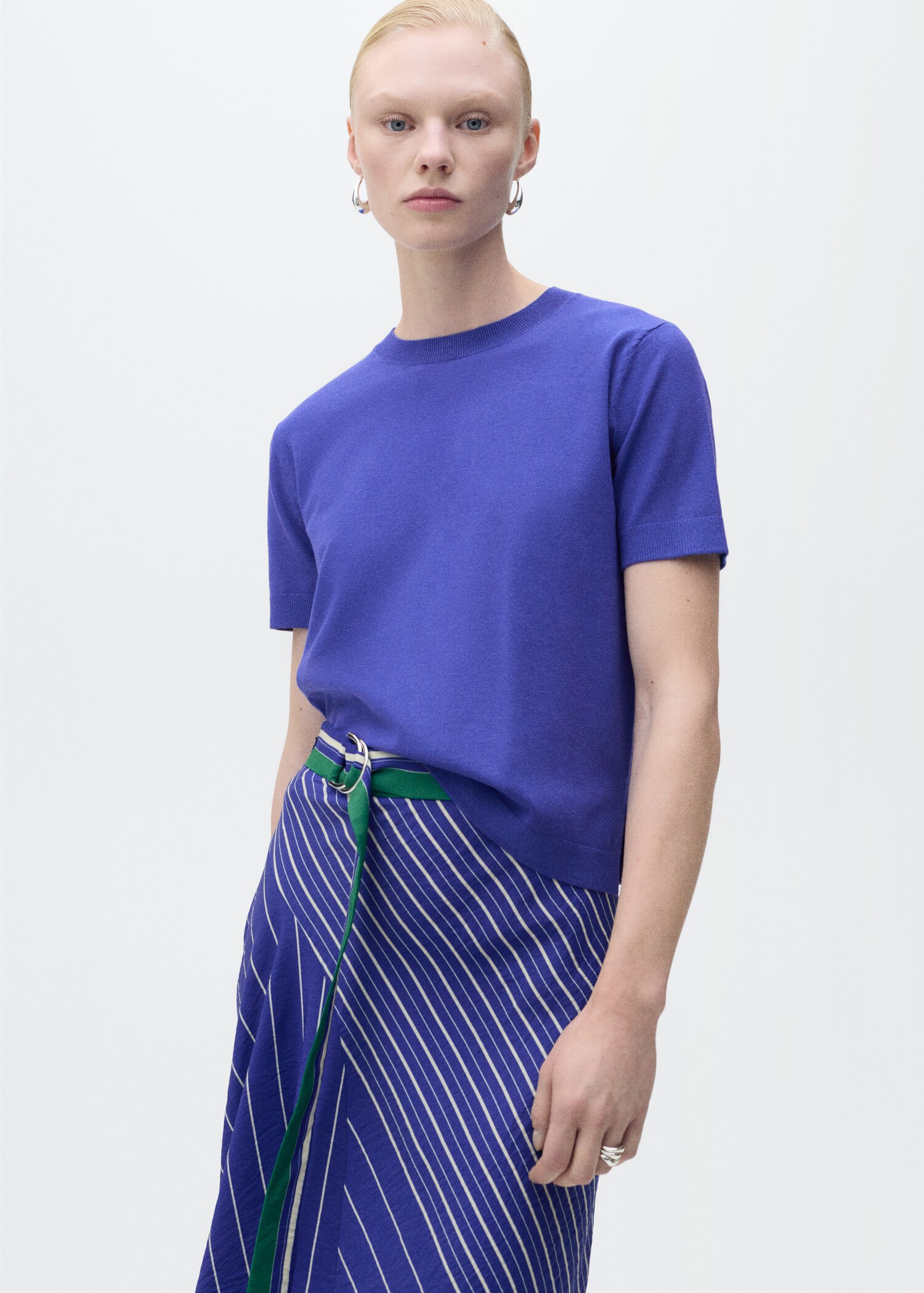 Short-sleeved fine-knit sweater - Medium plane