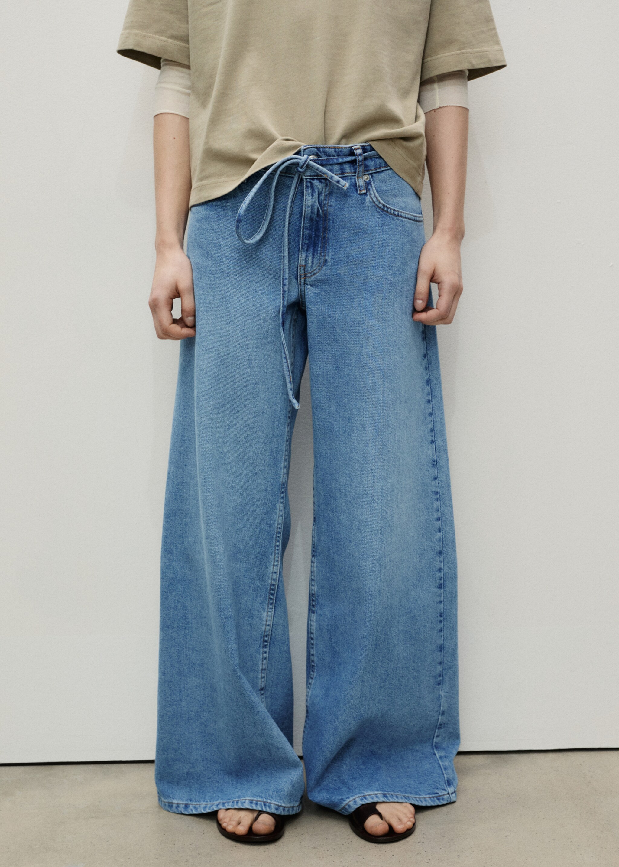 Low-rise wideleg jeans with belt - Medium plane