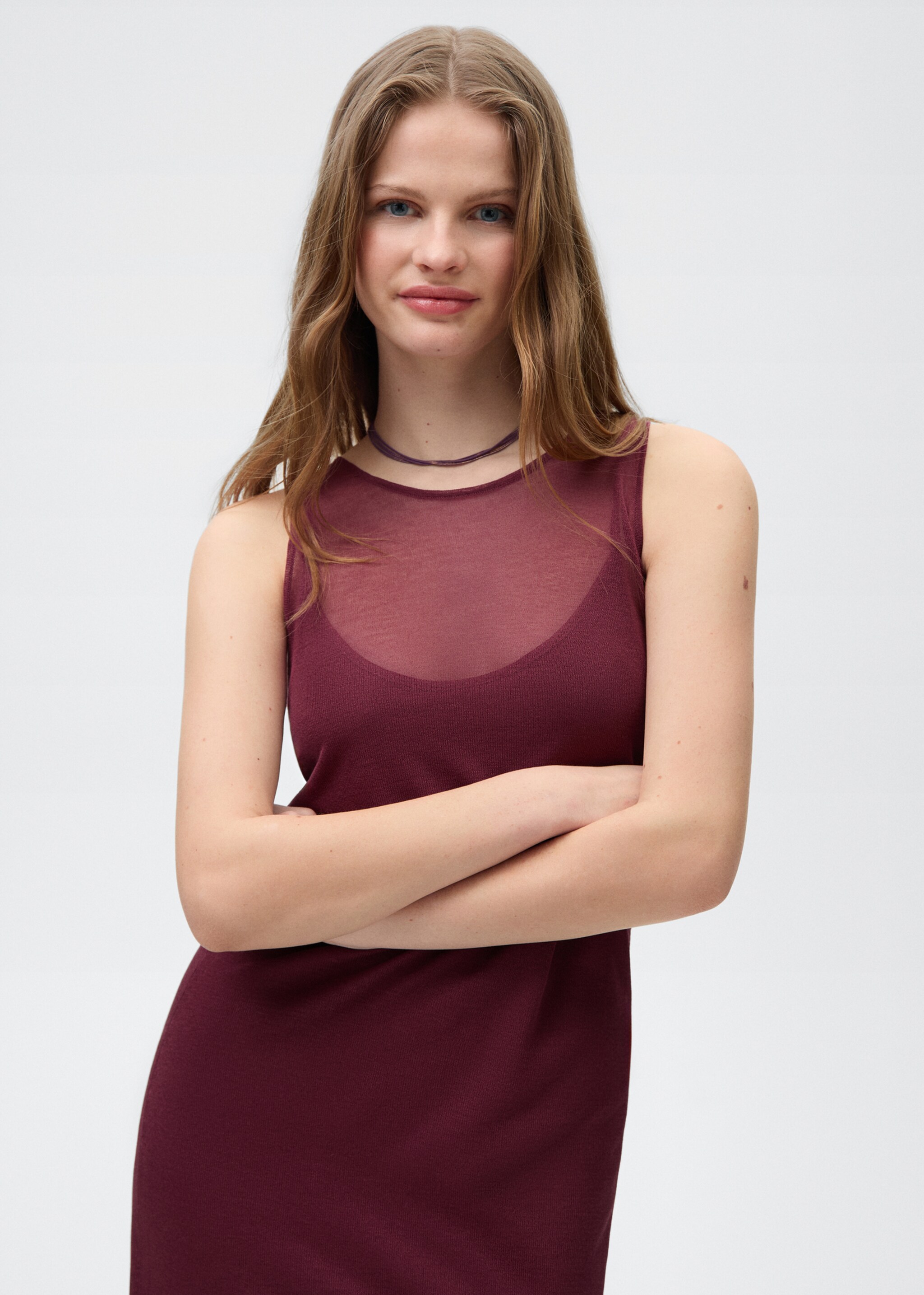 Vestido tejido semitransparente - Plano medio