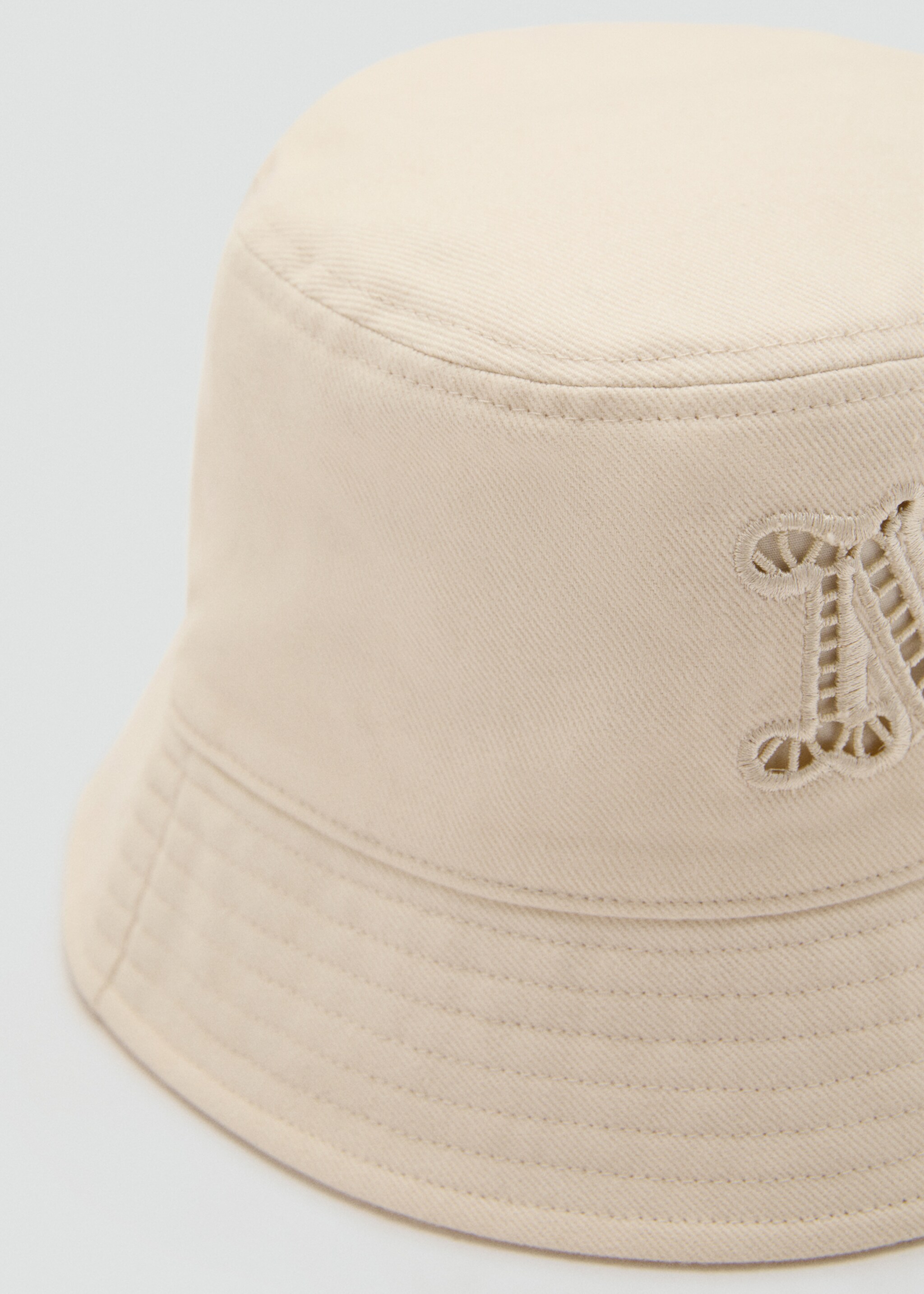 Chapeau bob lettre brodée - Plan moyen
