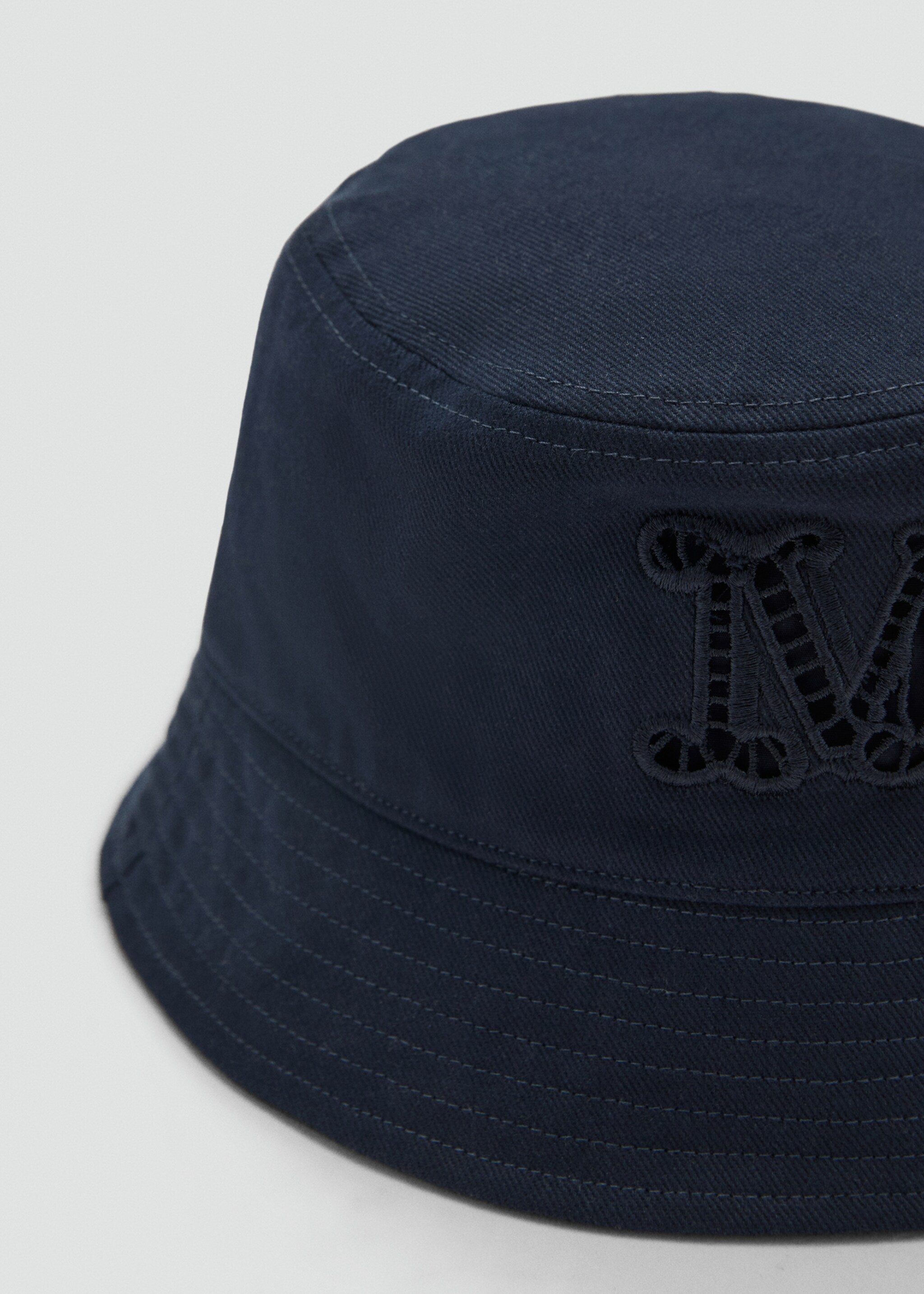 Chapeau bob lettre brodée - Plan moyen