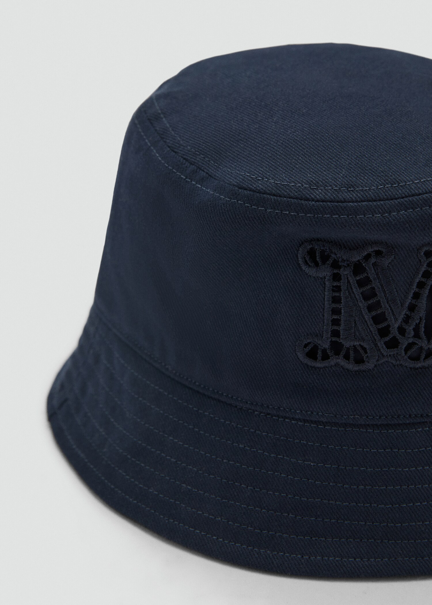 Bucket hat with embroidered lettering - Medium plane