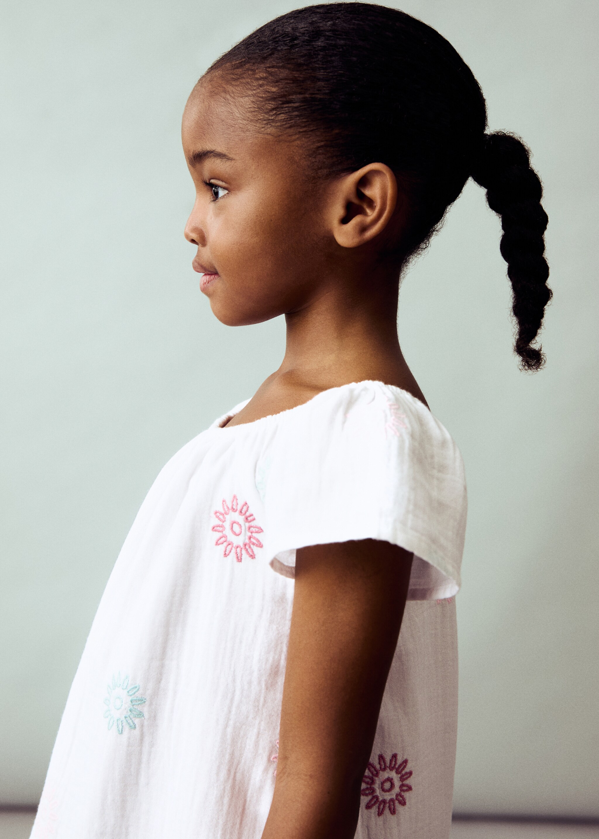 Kleid mit gestickten Details - Detail des Artikels 1