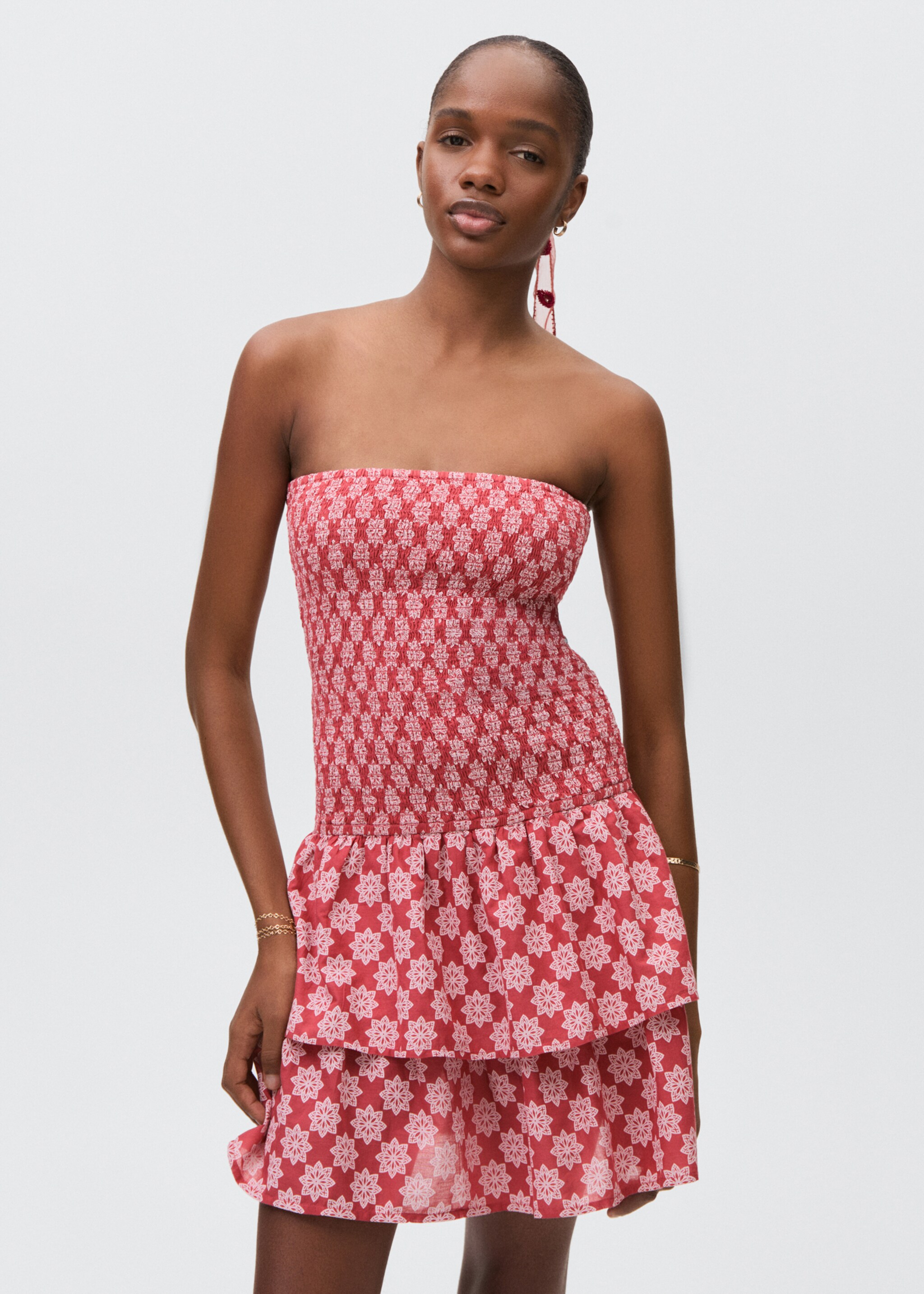 Gerafftes Kleid mit Rüschen - Mittlere Ansicht