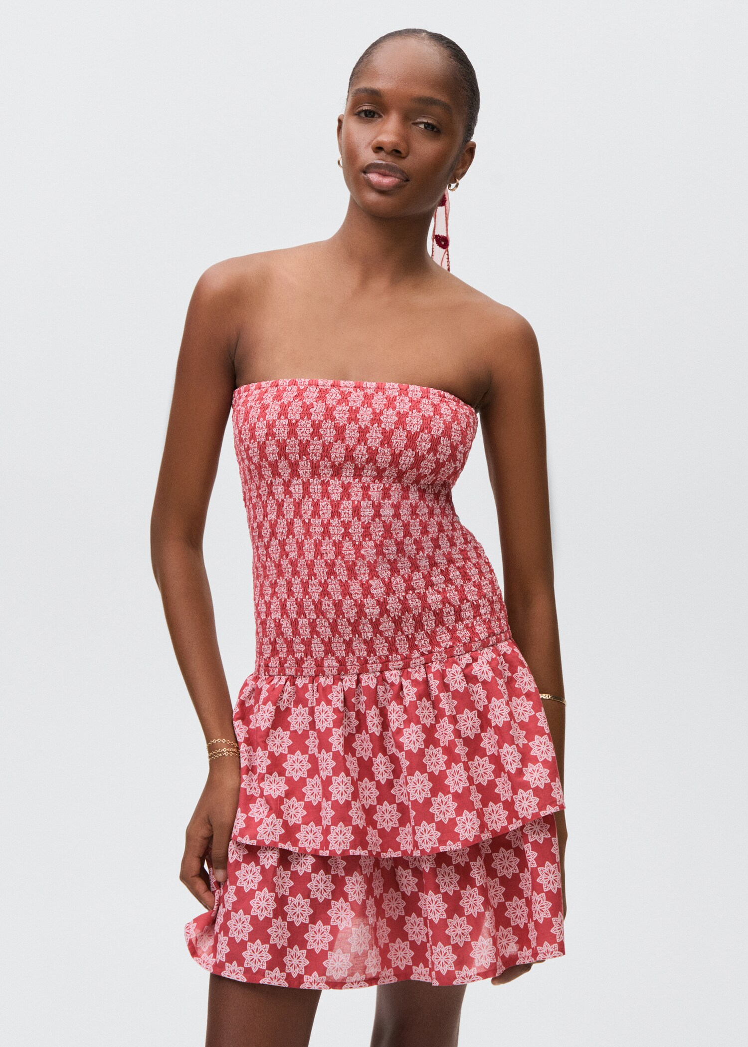Gerafftes Kleid mit Rüschen - Mittlere Ansicht