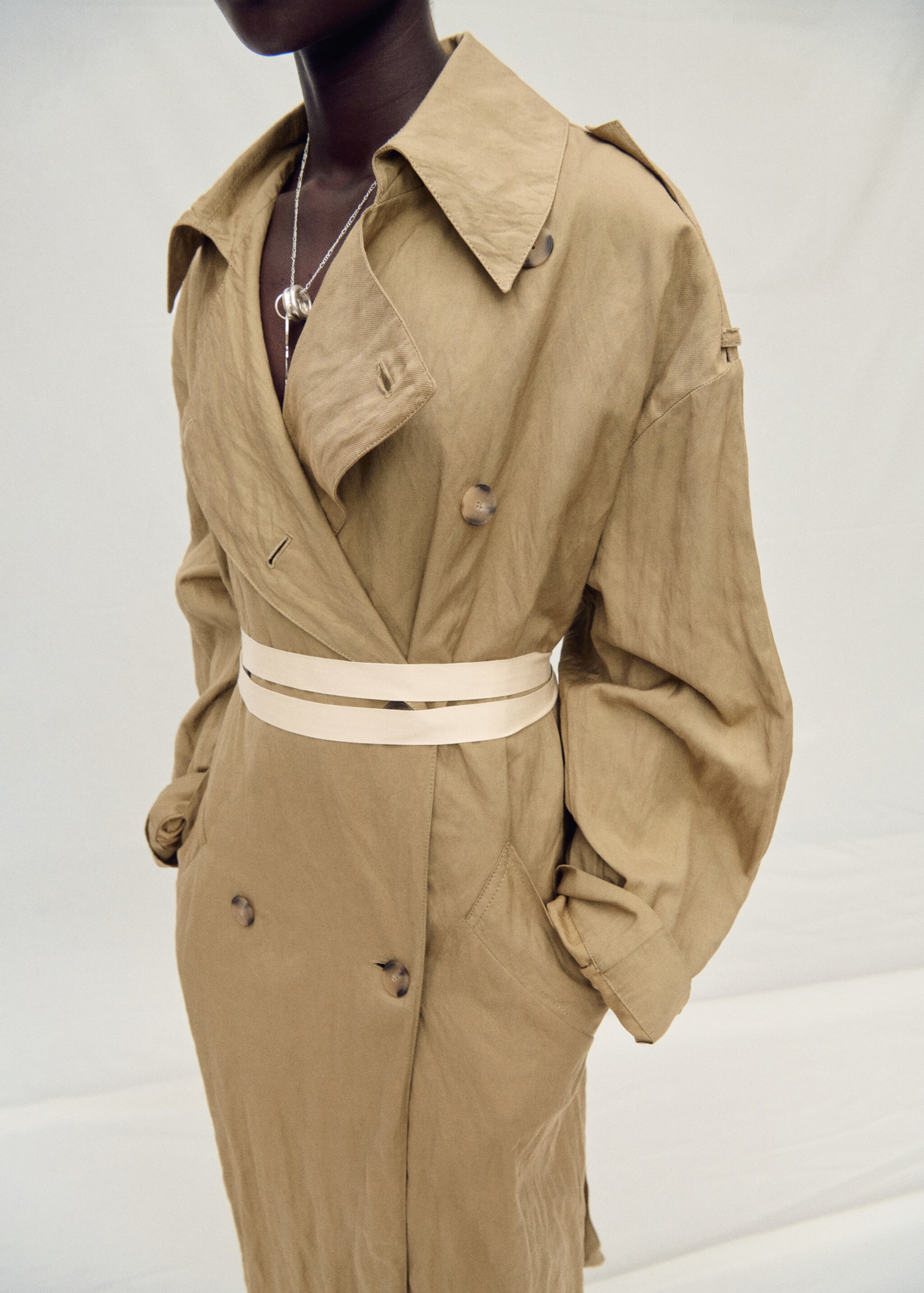 Trench oversize efecto arrugado - Plano medio