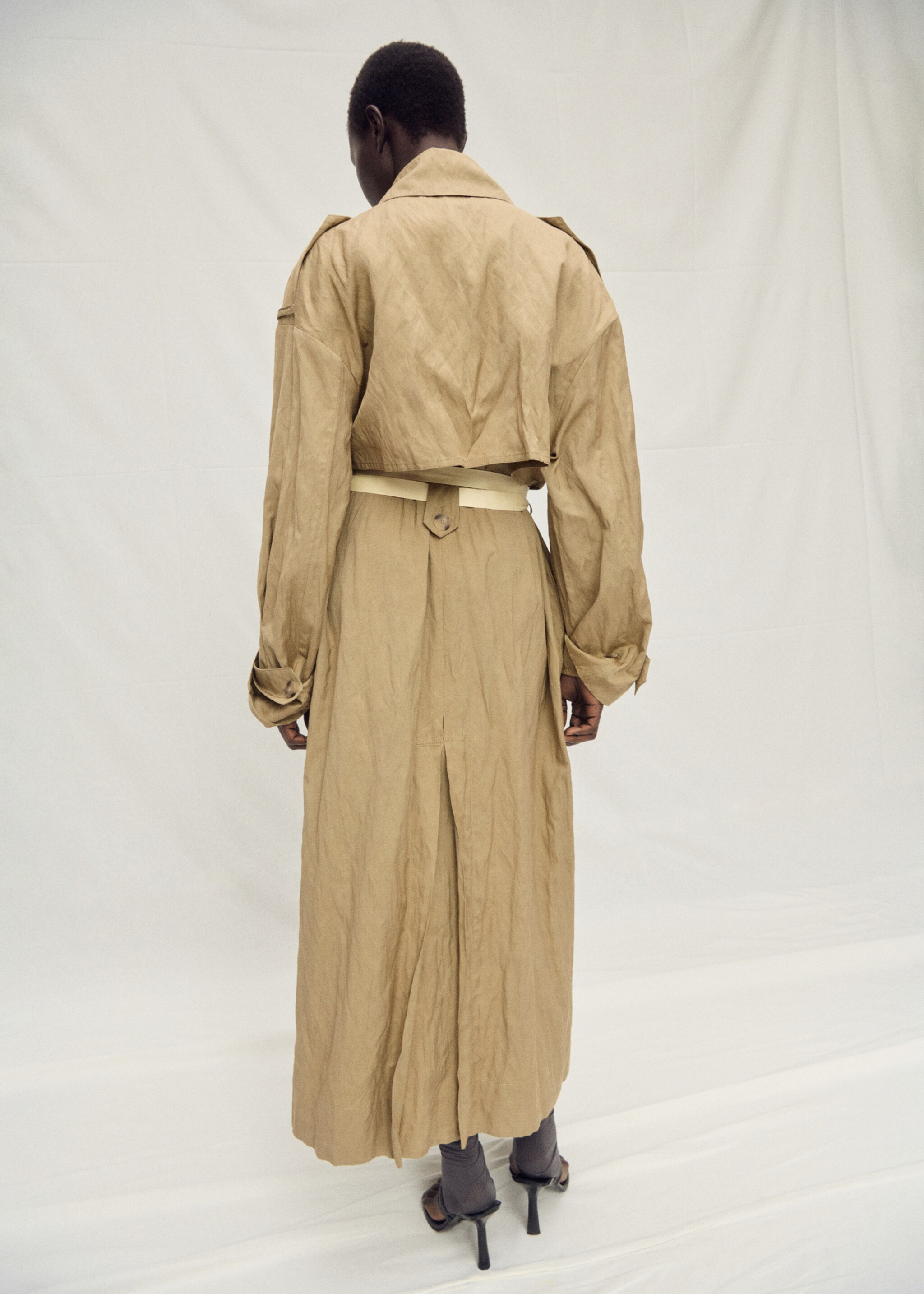 Trench oversize efecto arrugado - Reverso del artículo