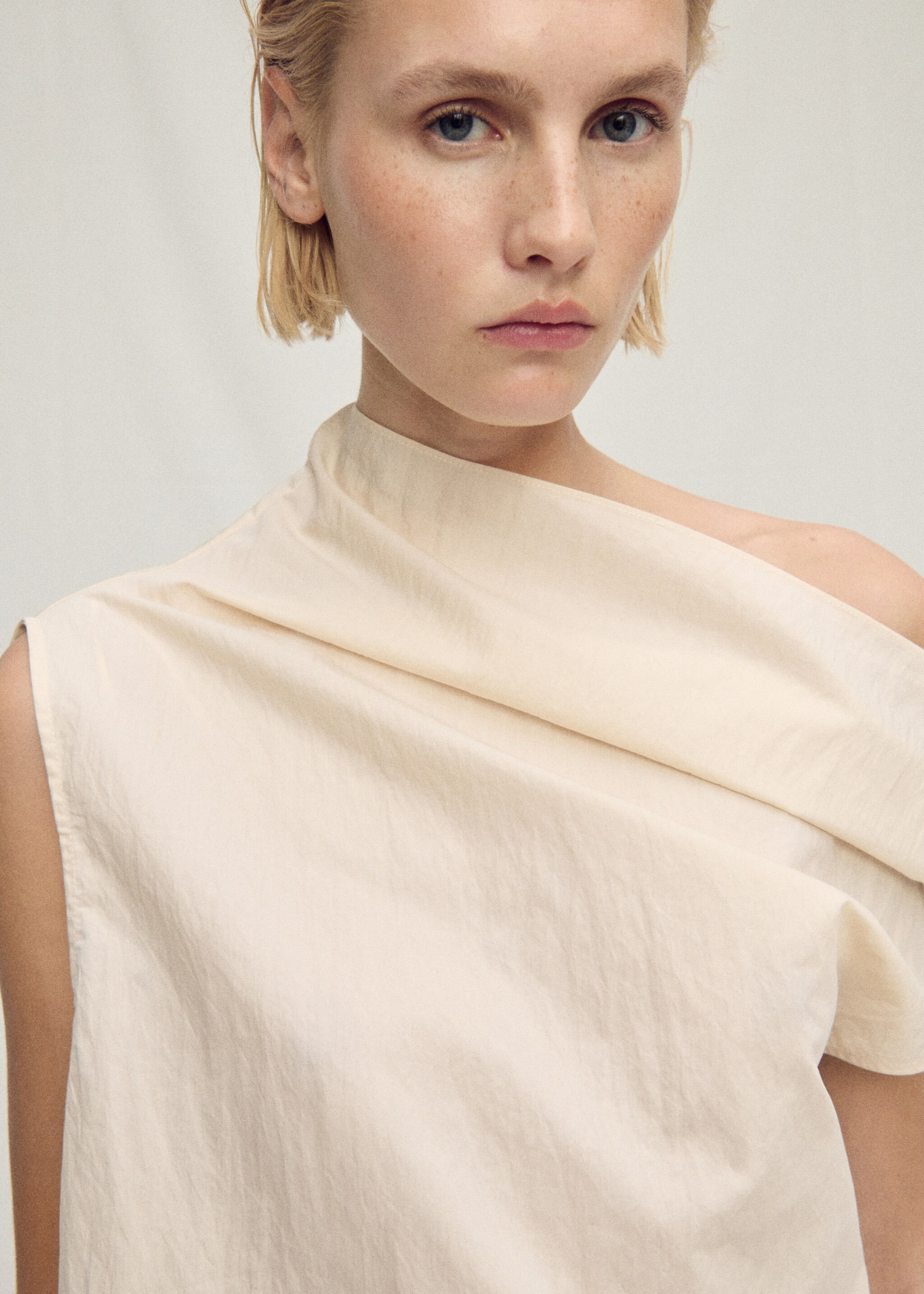 Cotton blouse with asymmetrical collar - Medium plane
