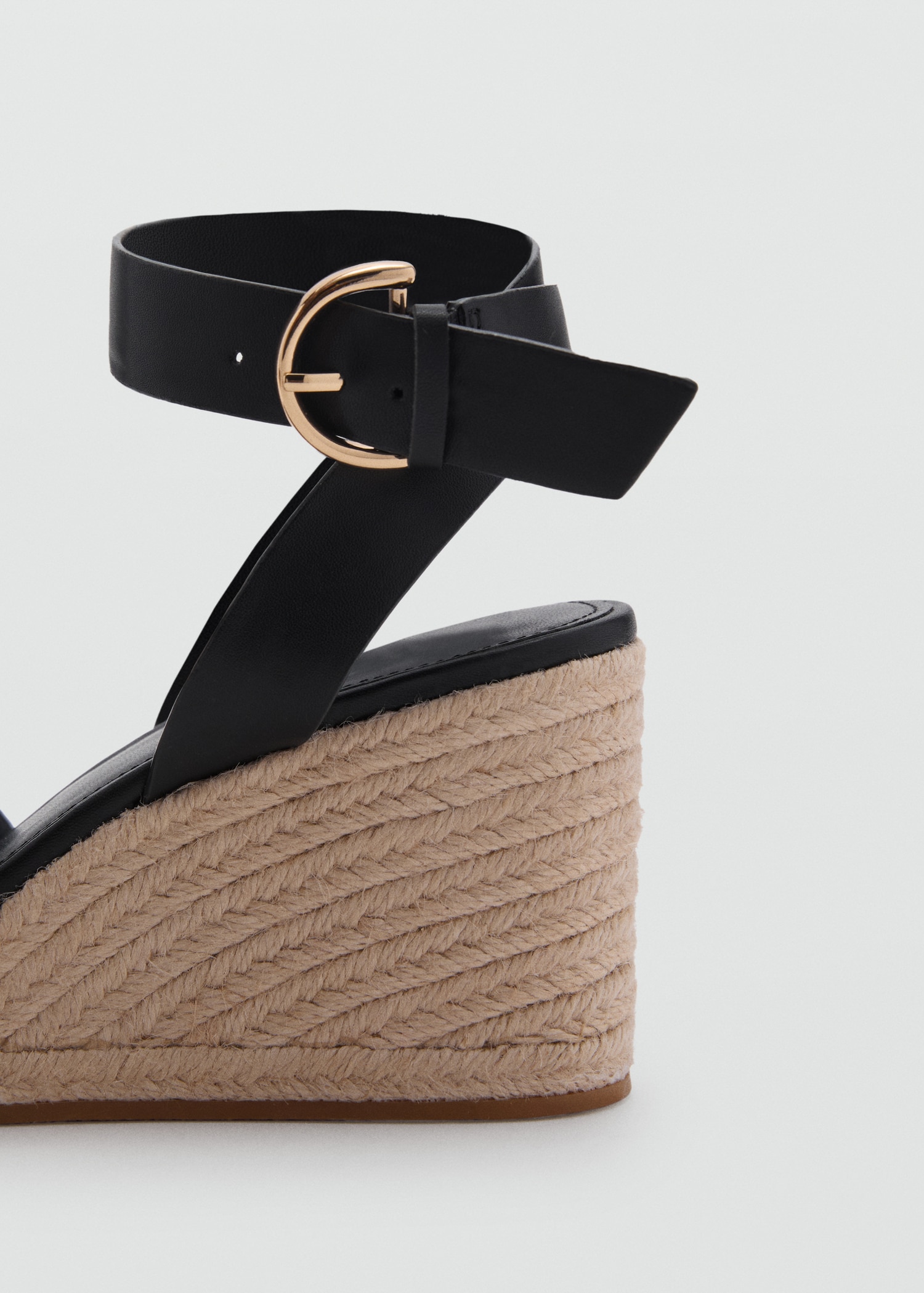 Wedge sandals with crisscross straps - Details of the article 2
