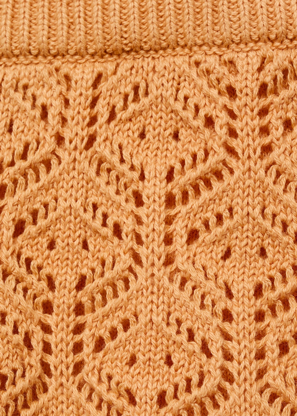 Knitted shorts with lace accents