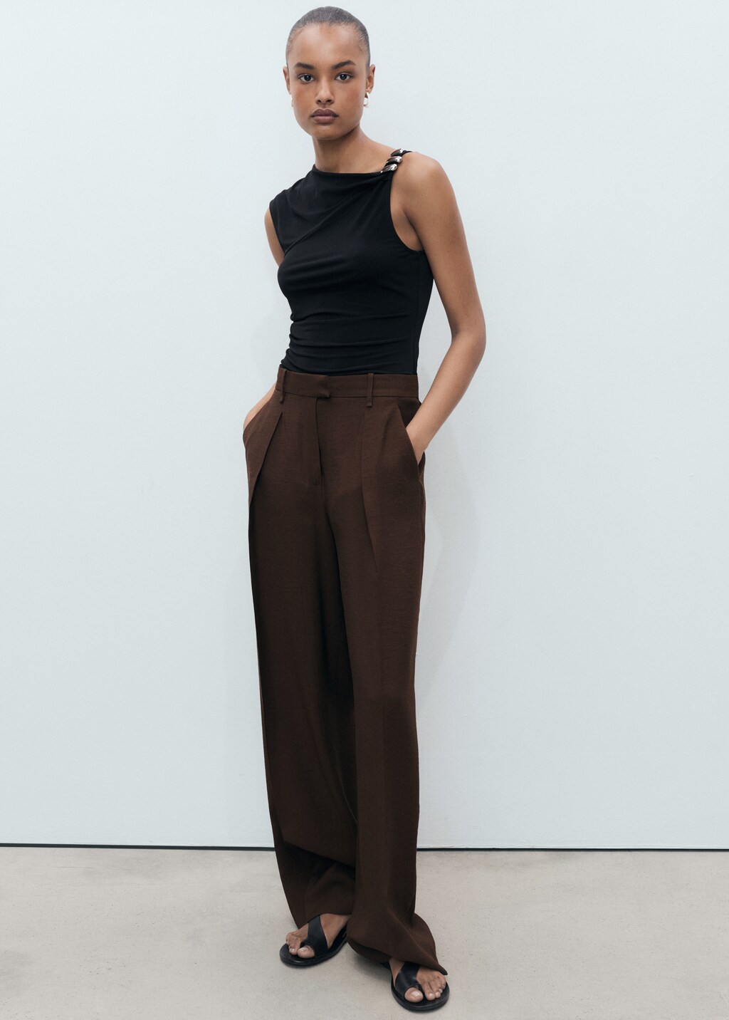 Wide-leg pleated trousers