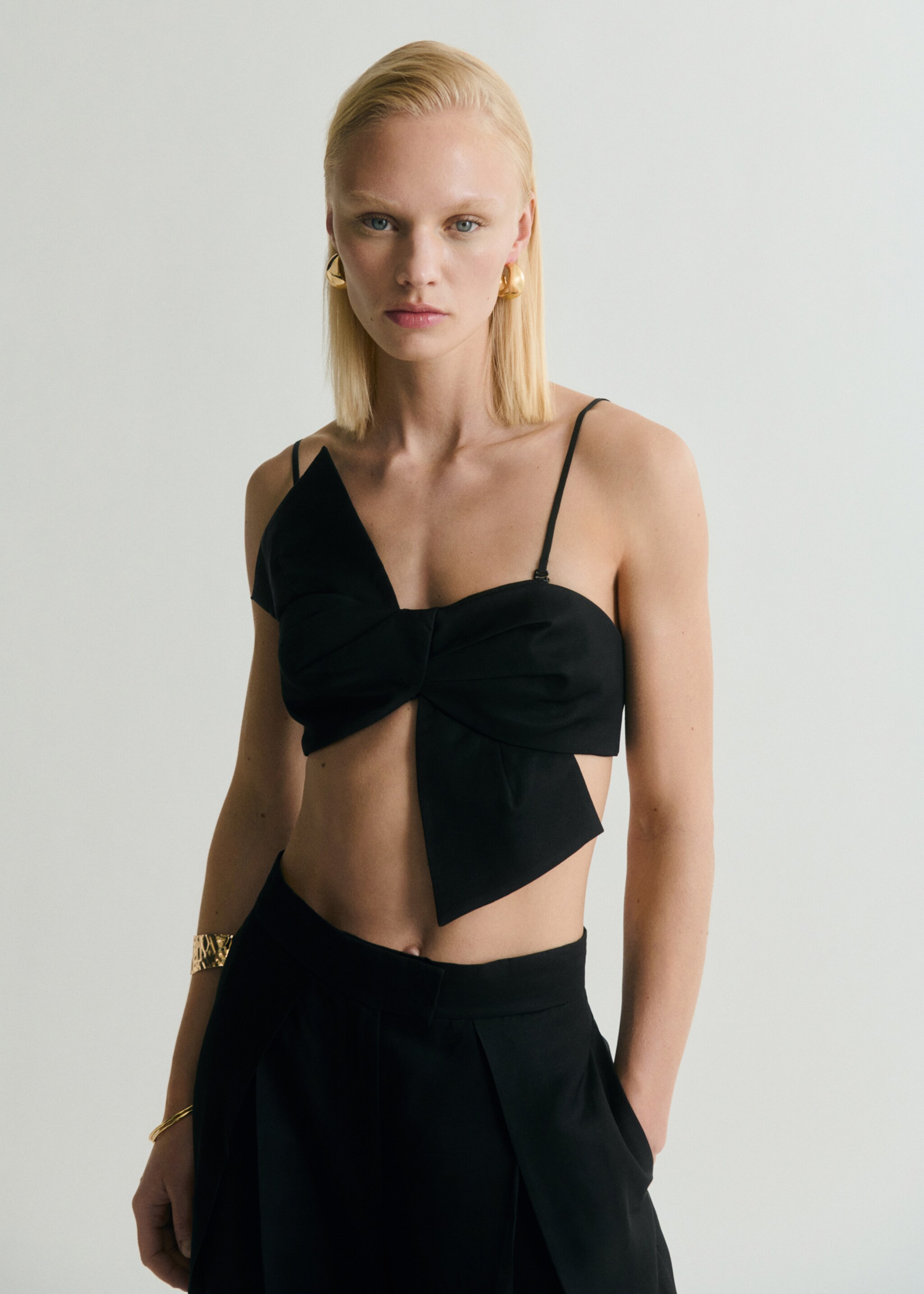 Top crop diseño lazo - Plano medio