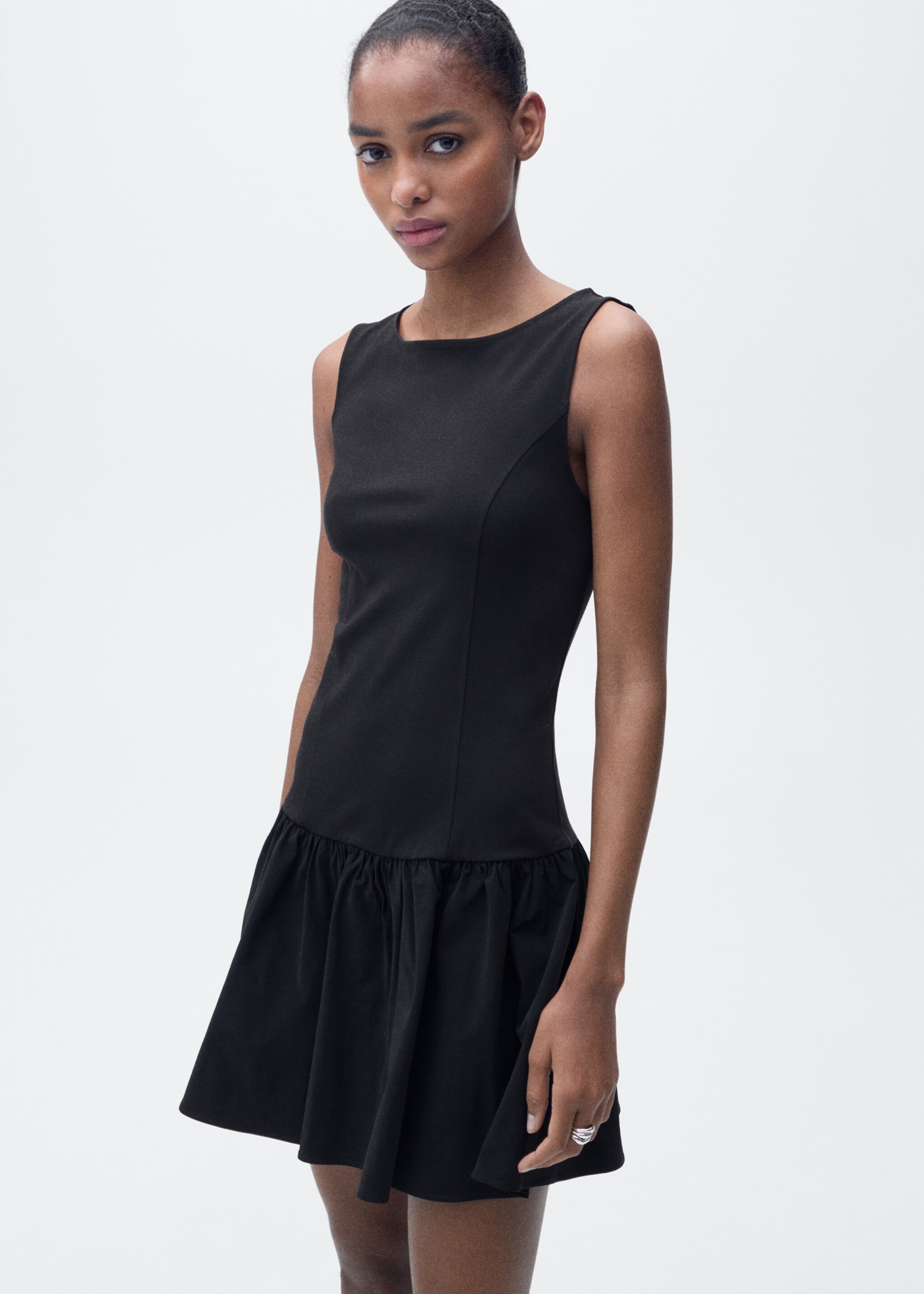 Vestido corto combinado - Plano medio