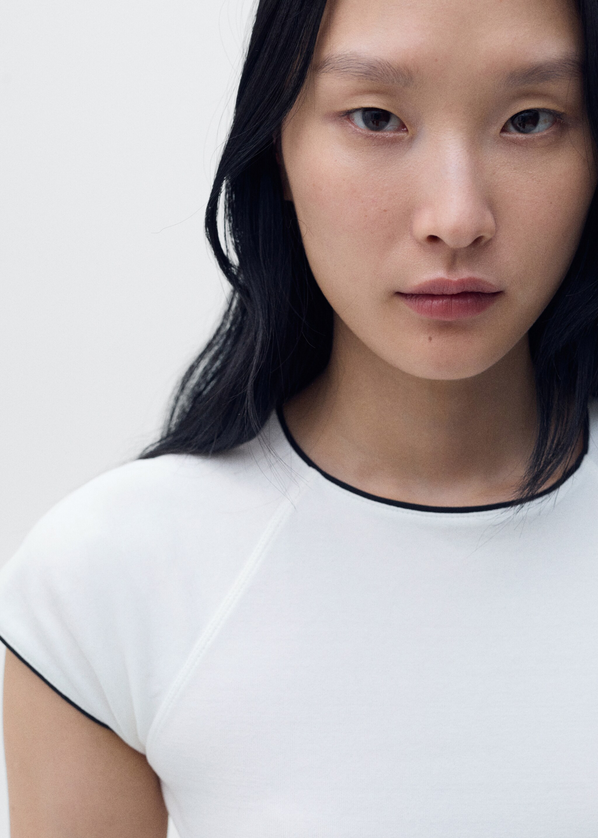 Cotton t-shirt with contrasting trim - Details of the article 1