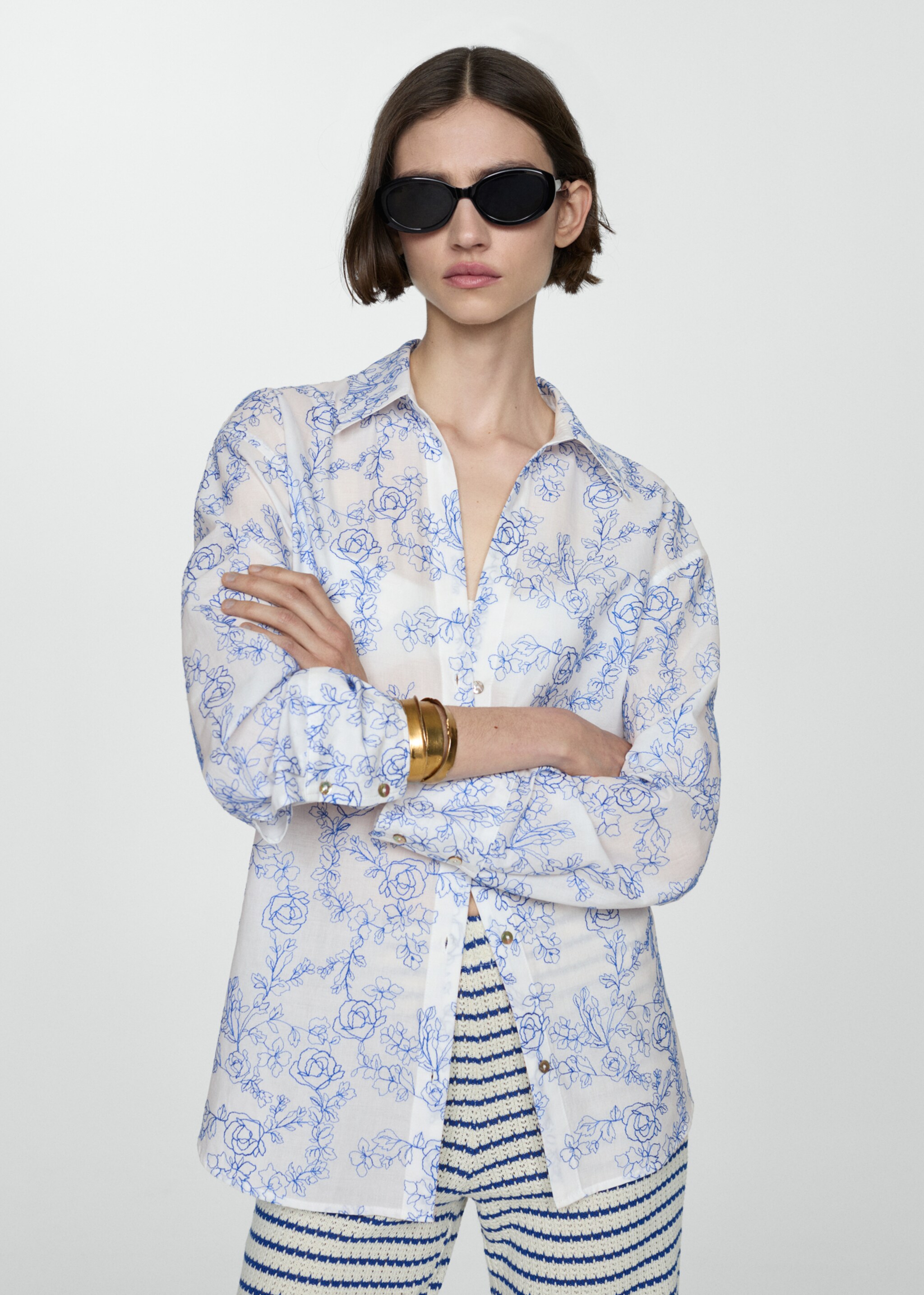 Shirt with floral embroidery - Medium plane