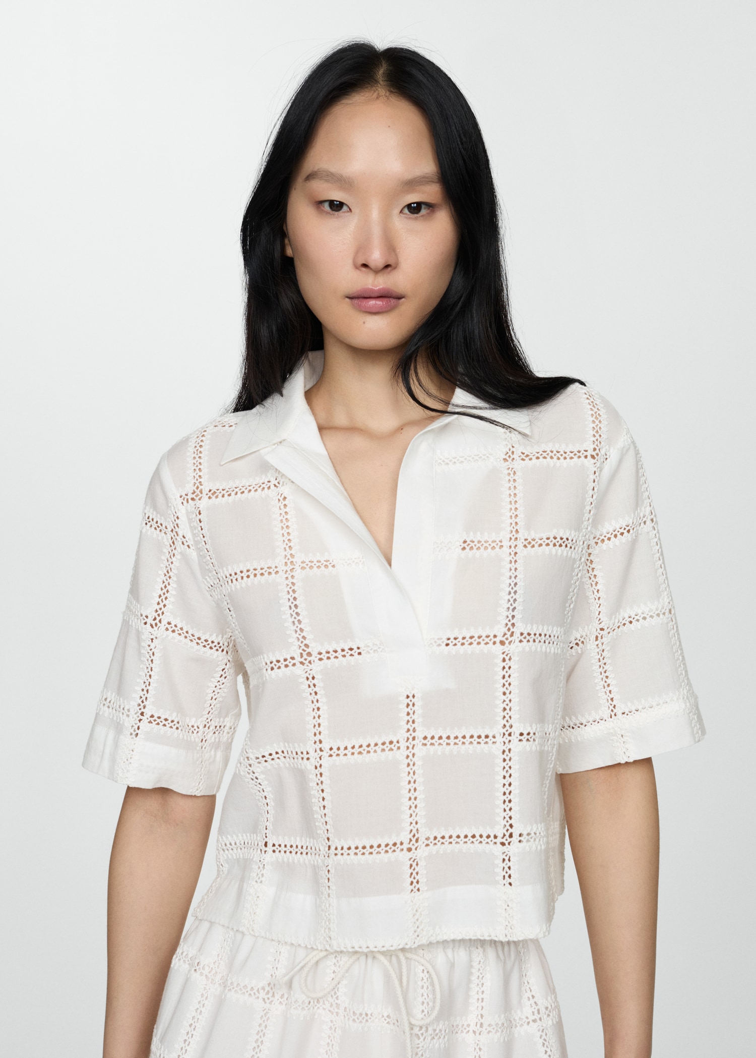 Bestickte Bluse mit Stehkragen - Mittlere Ansicht