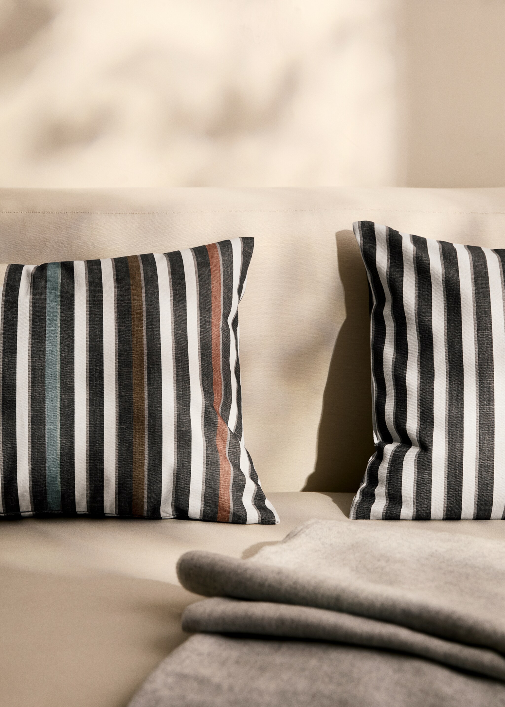 Cushion cover with printed stripes 40x60 cm - General plane