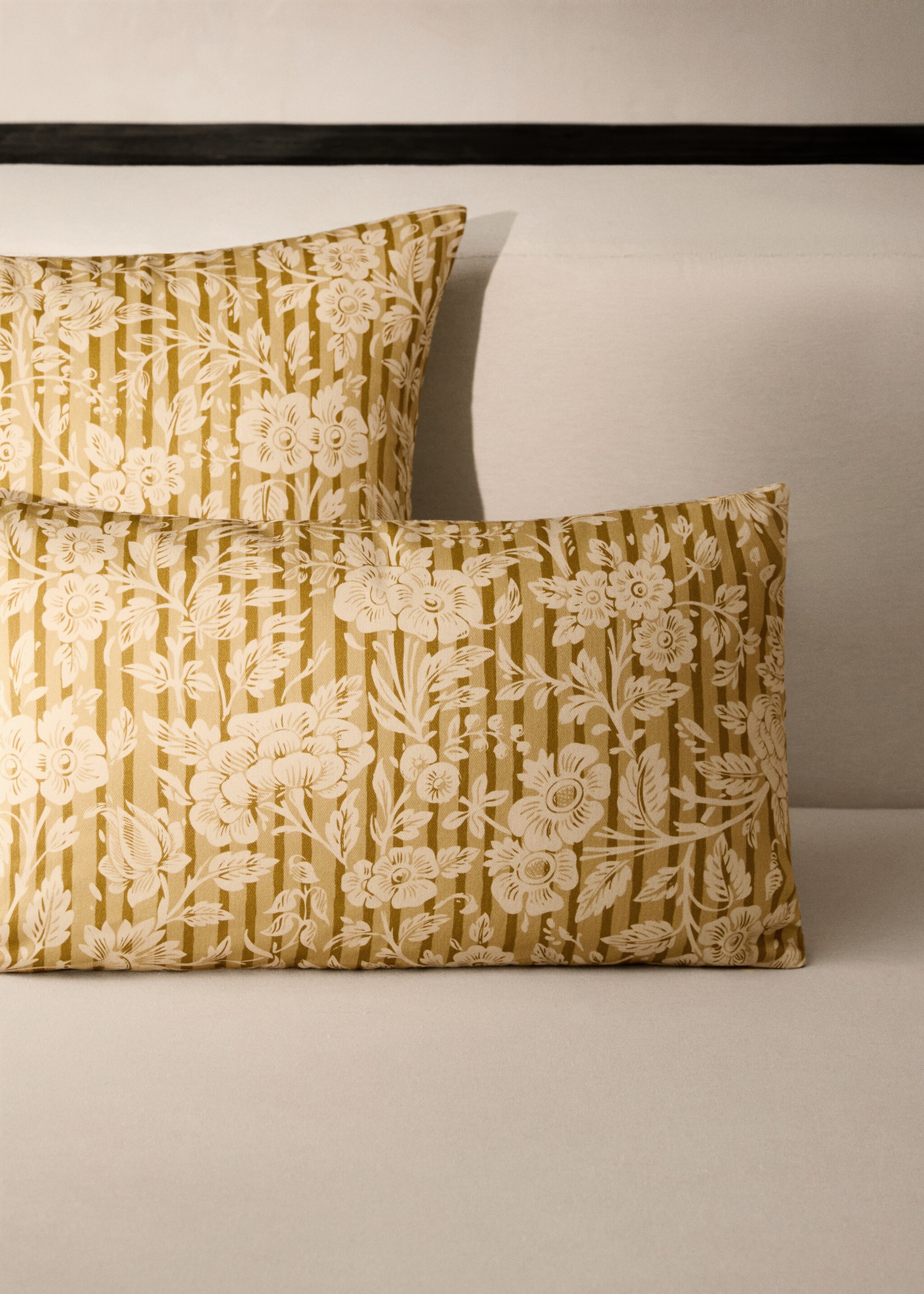 Cushion cover with printed flowers and stripes 30x50 cm - General plane