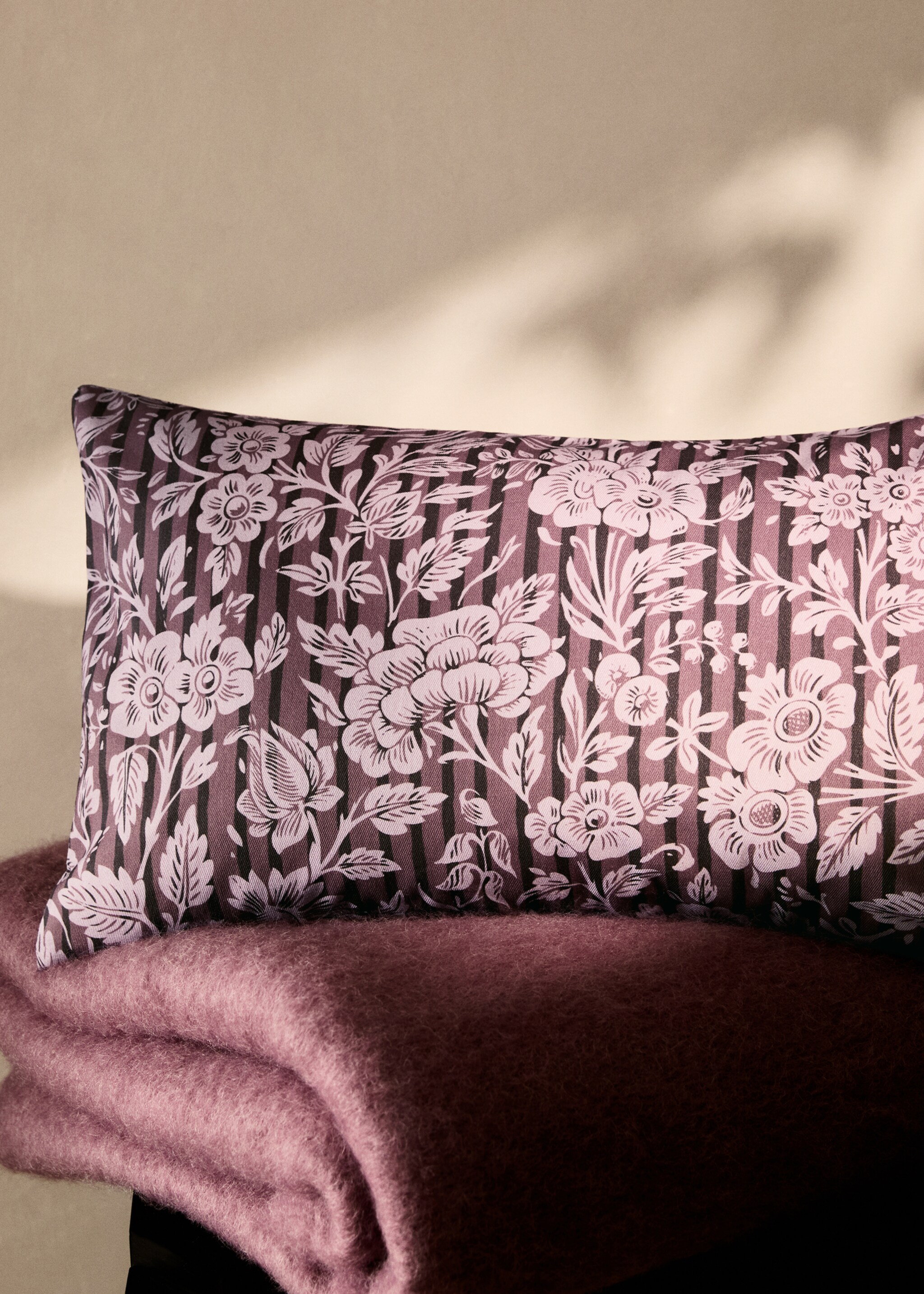 Cushion cover with printed flowers and stripes 30x50 cm - General plane