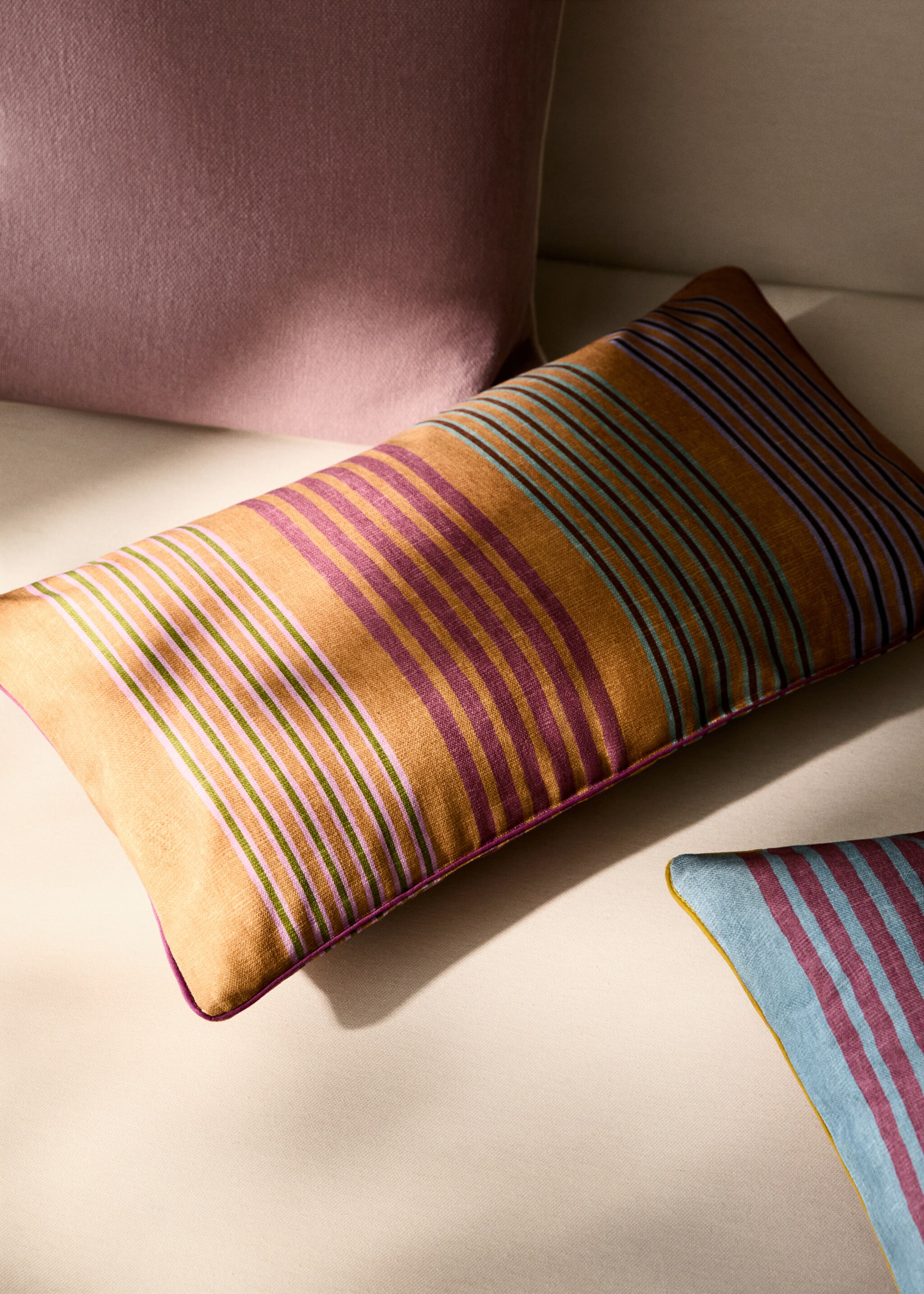Housse de coussin avec bordure contrastée et rayures multicolores 30x50 cm - Plan général