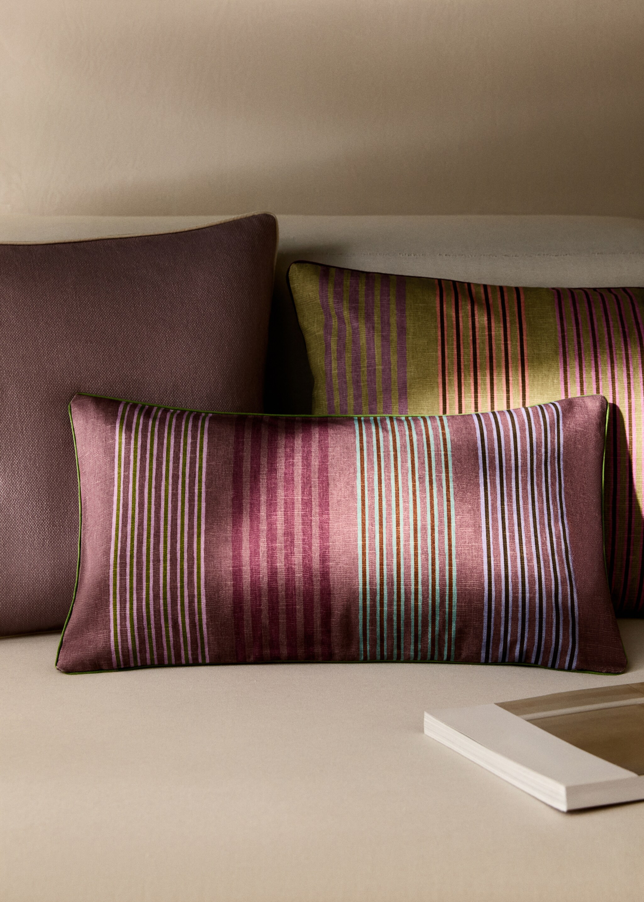 Housse de coussin avec bordure contrastée et rayures multicolores 30x50 cm - Plan général