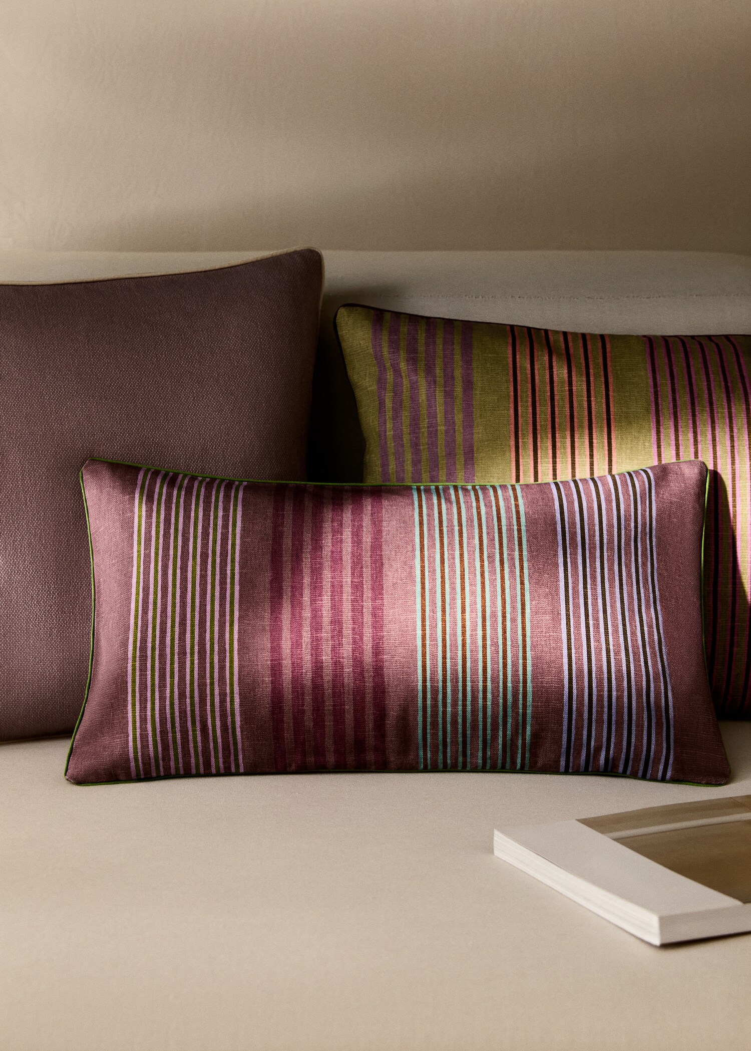 Housse de coussin avec bordure contrastée et rayures multicolores 30x50 cm - Plan général