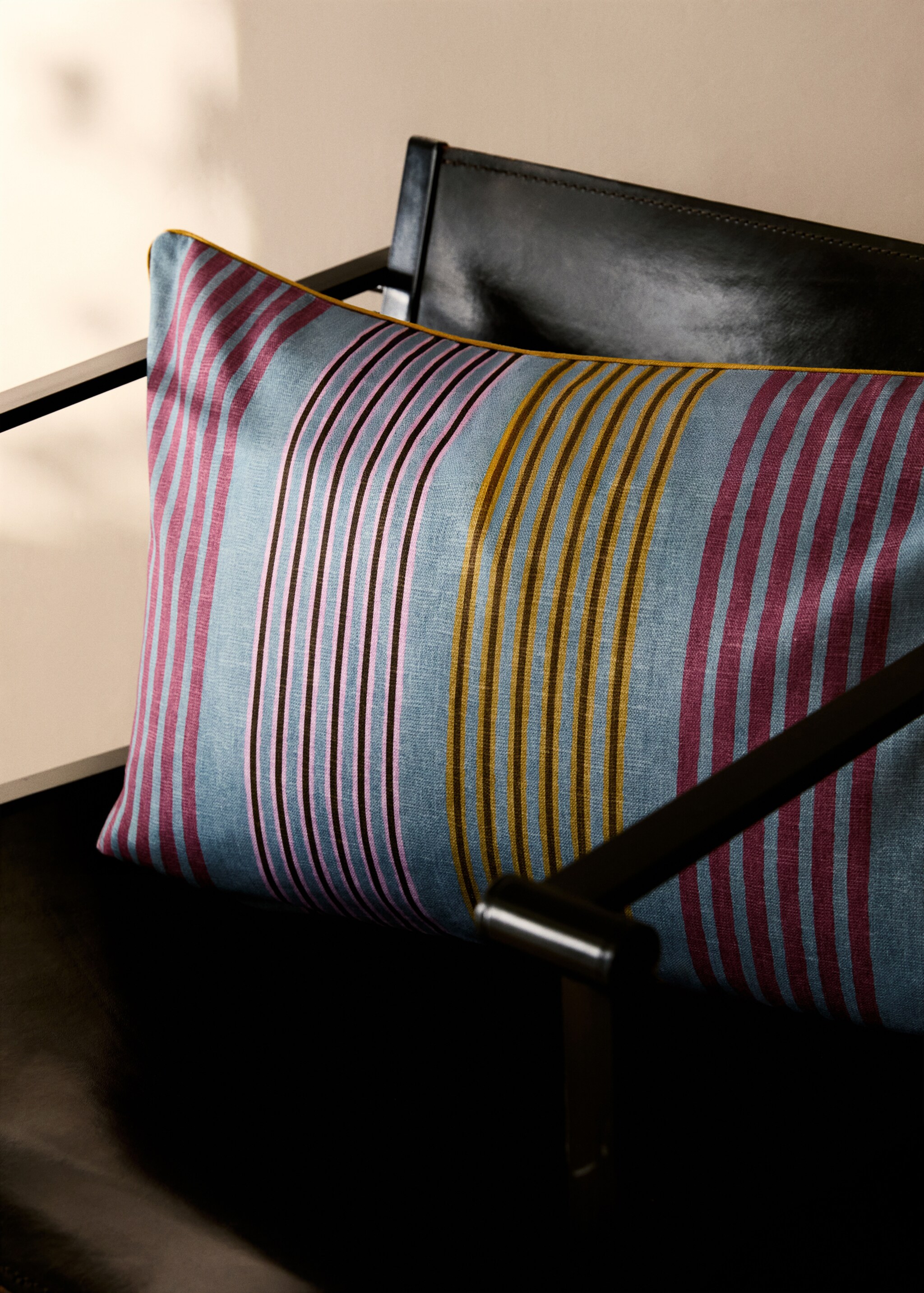 Housse de coussin avec bordure contrastée et rayures multicolores 40x60 cm - Plan général