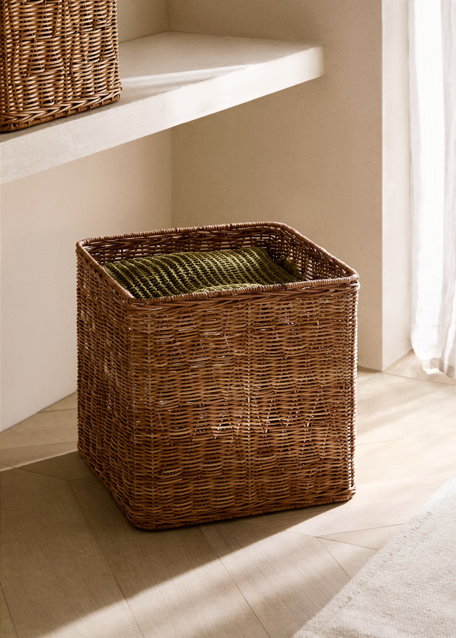 Medium square rattan basket - General plane