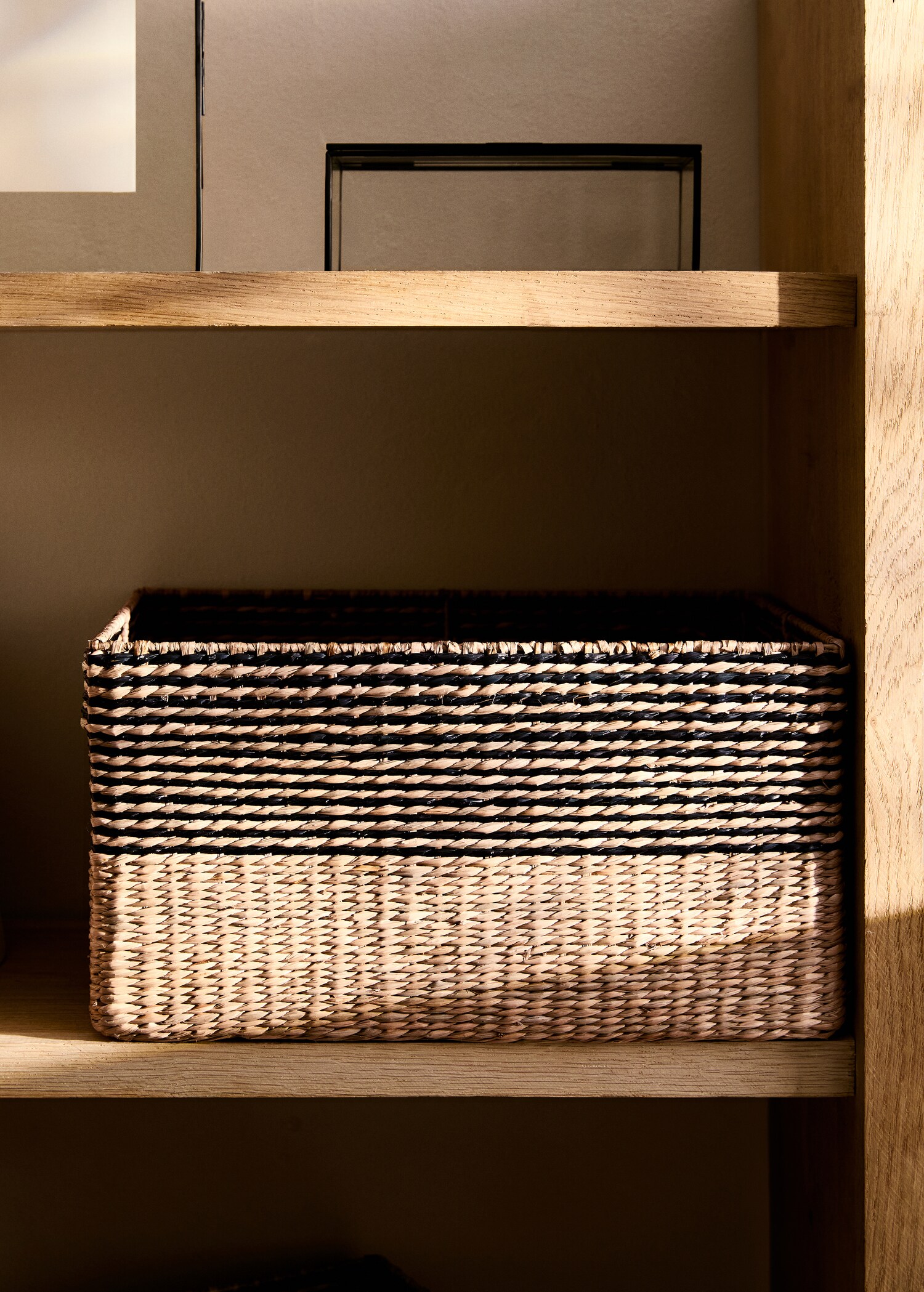 Medium-striped seagrass basket - General plane