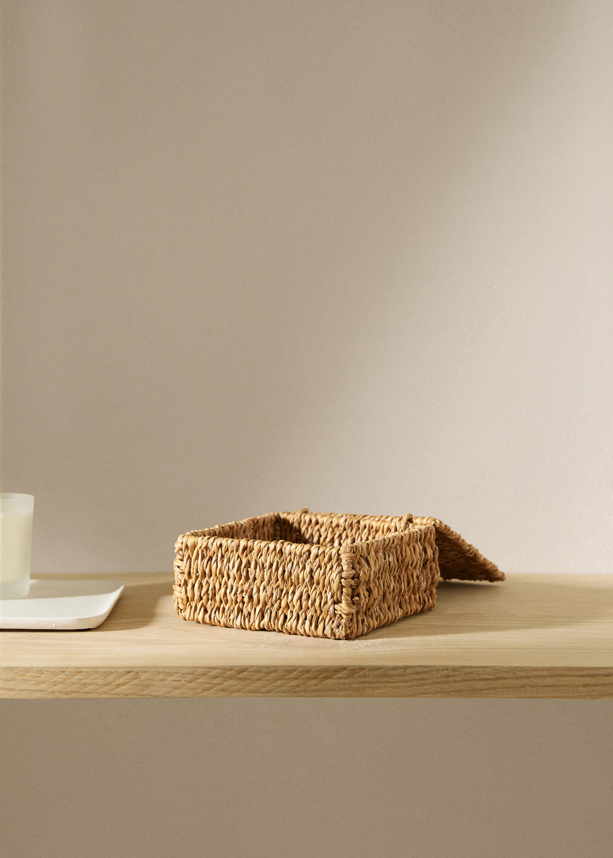 Medium natural fibre basket with lid - General plane