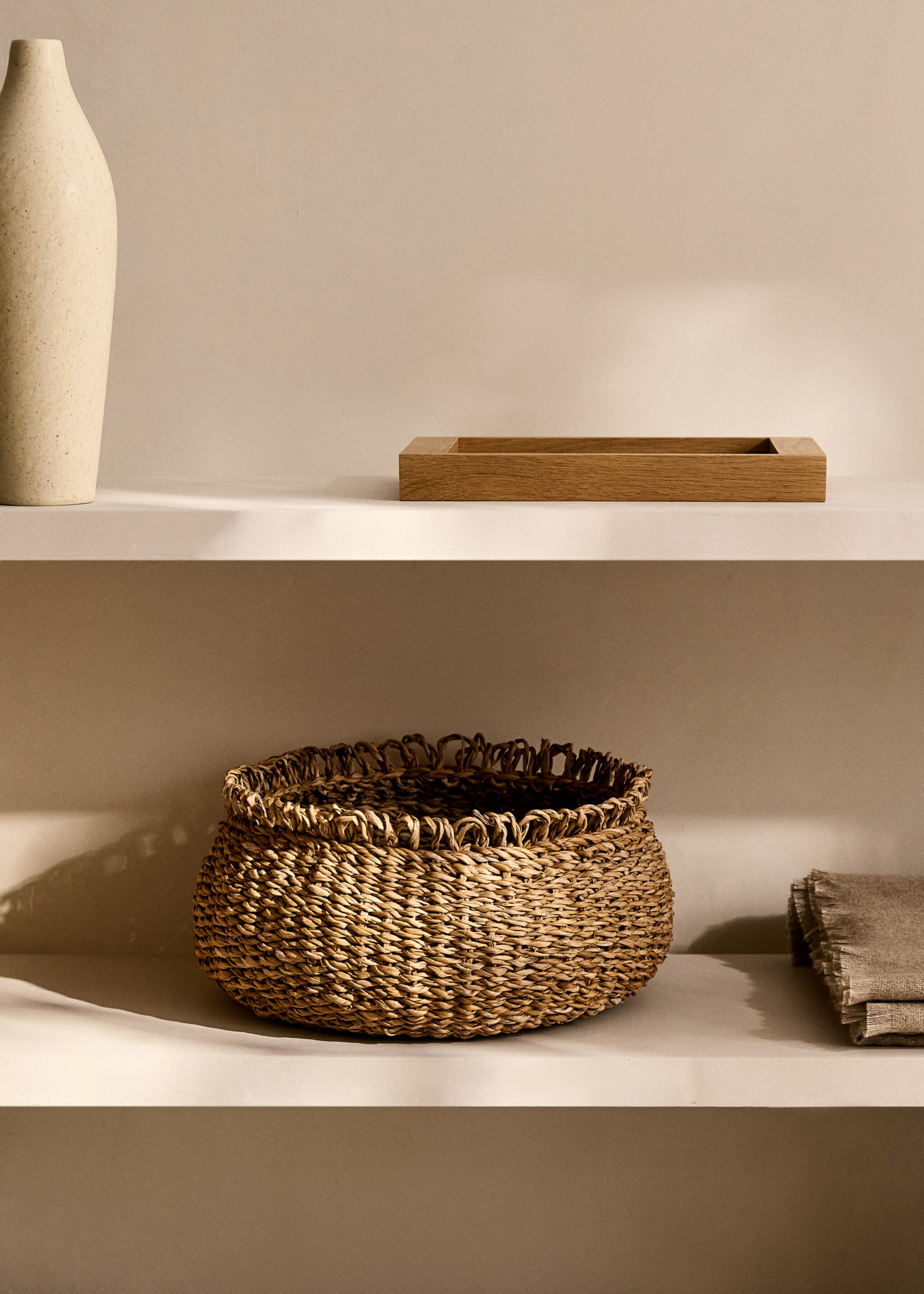 Small natural fiber round basket - General plane