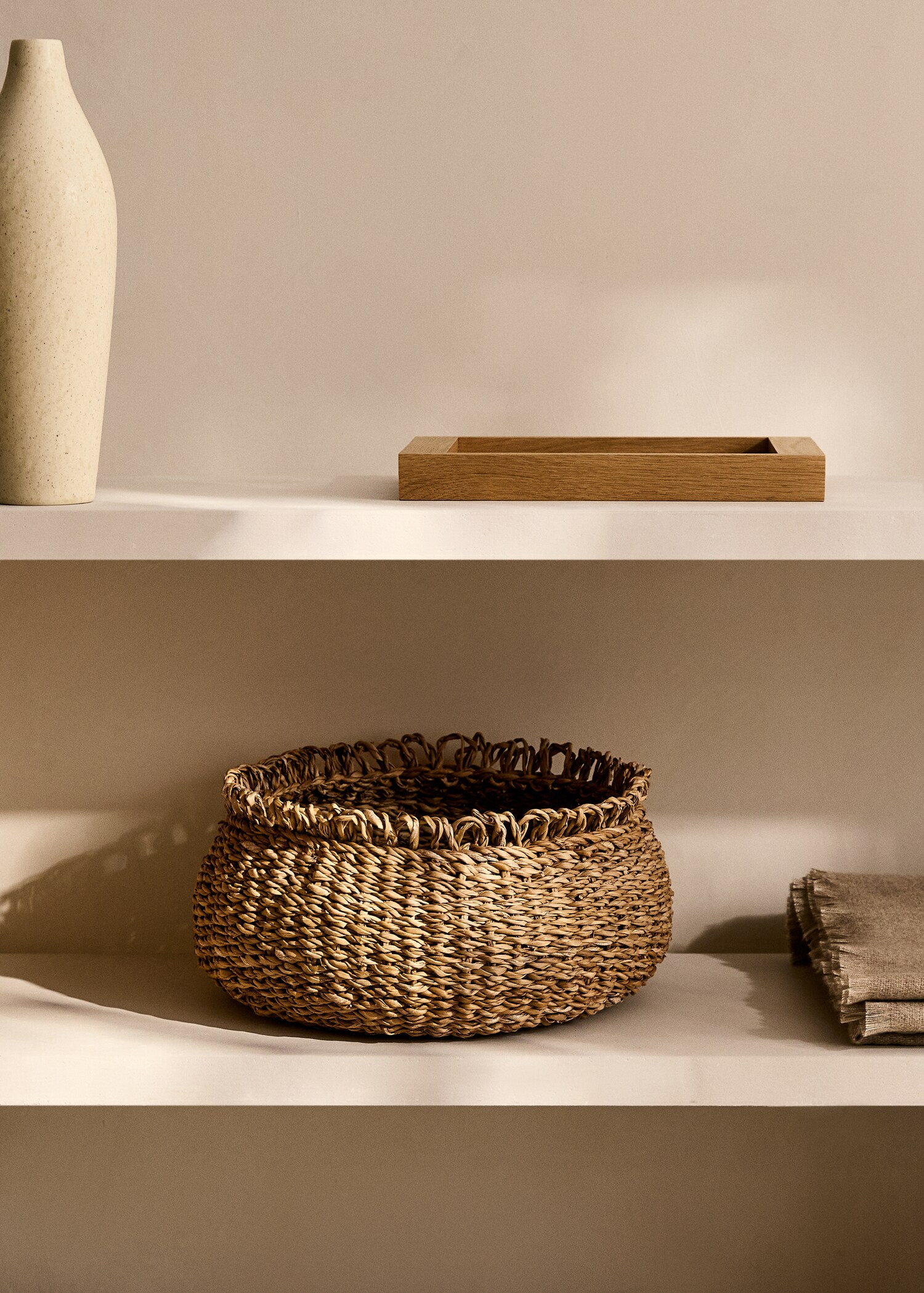 Small natural fiber round basket - General plane
