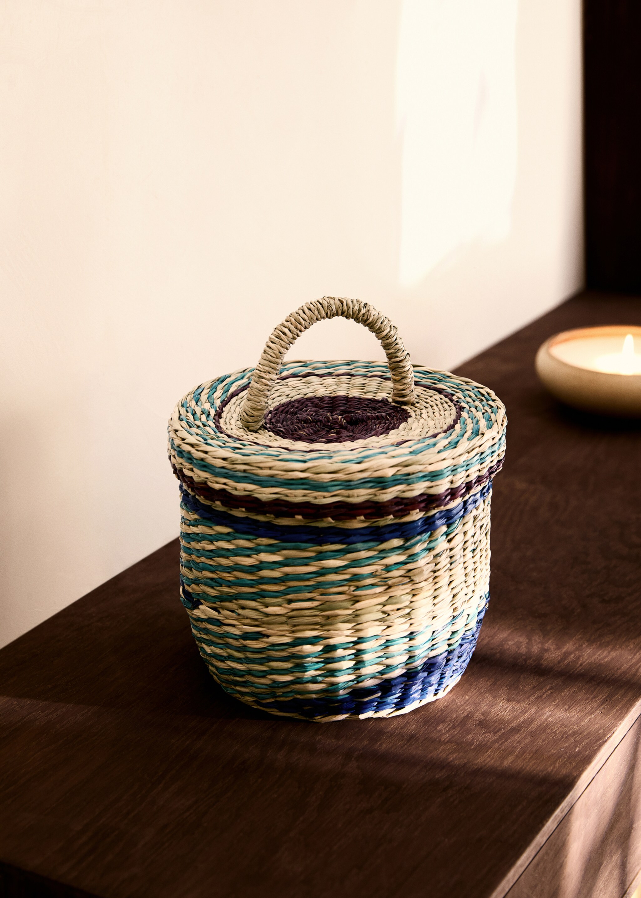 Cesta seagrass colores con tapa pequeña - Plano general
