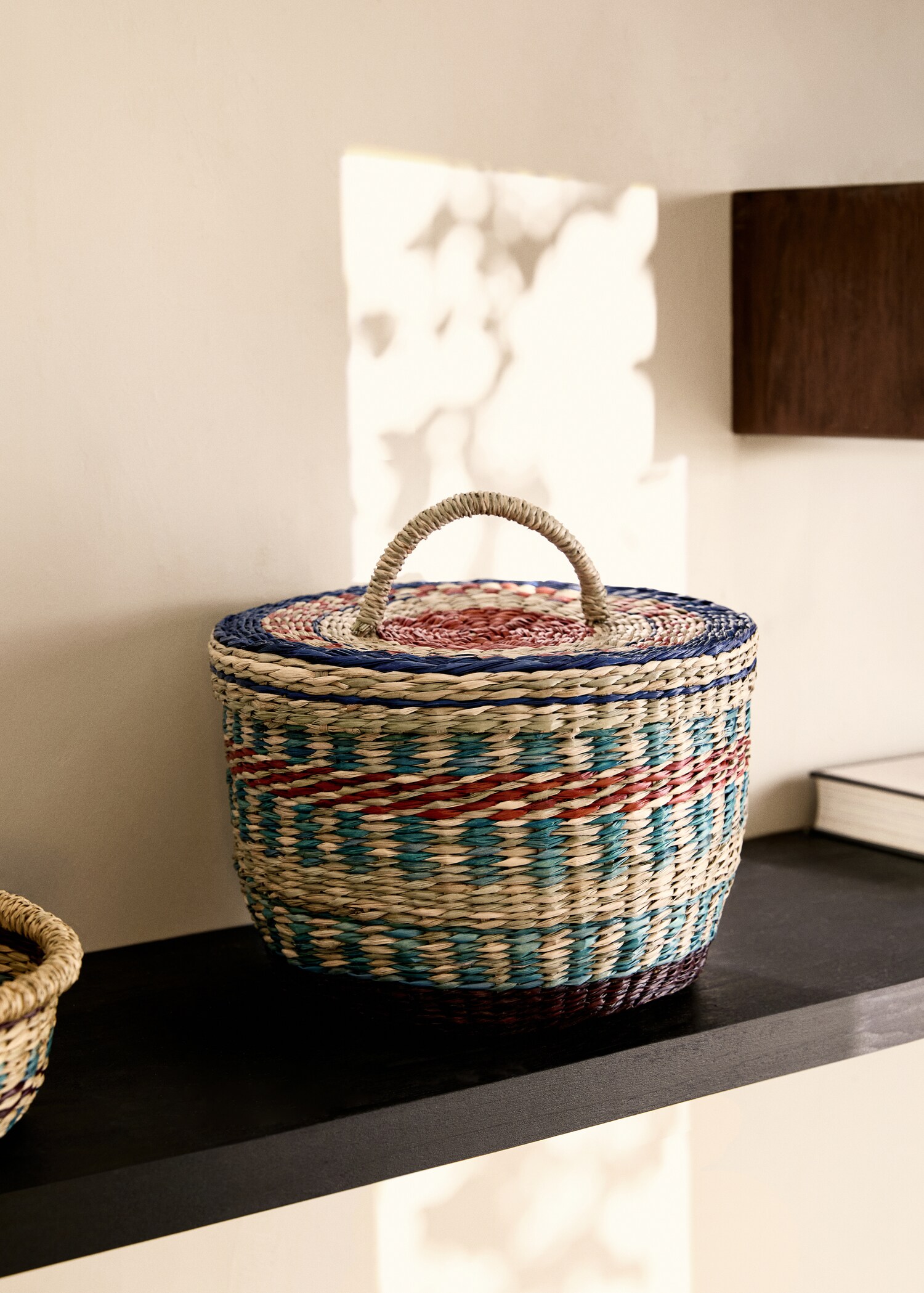 Seagrass coloured basket with medium size lid - General plane