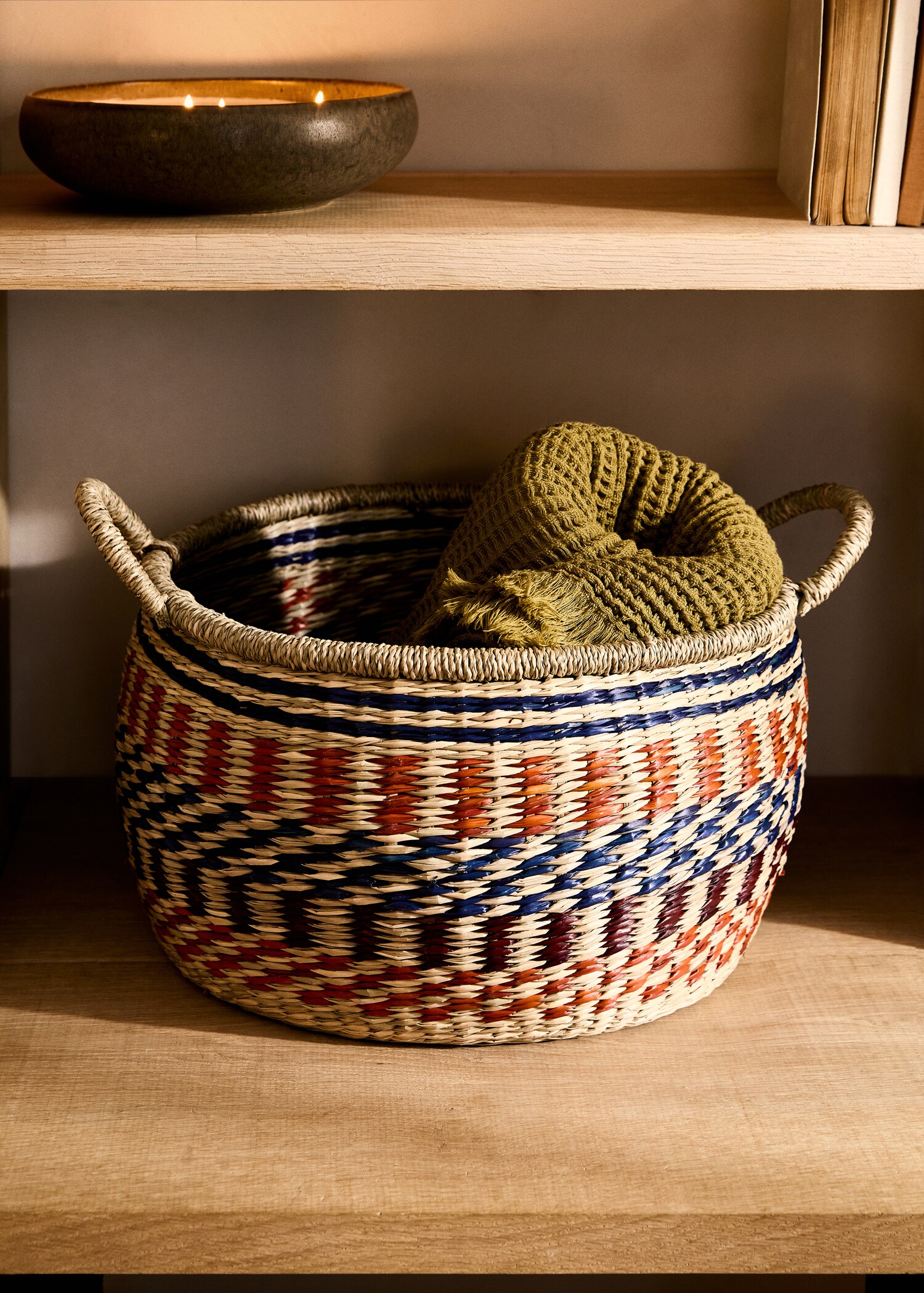 Round colored seagrass basket - General plane