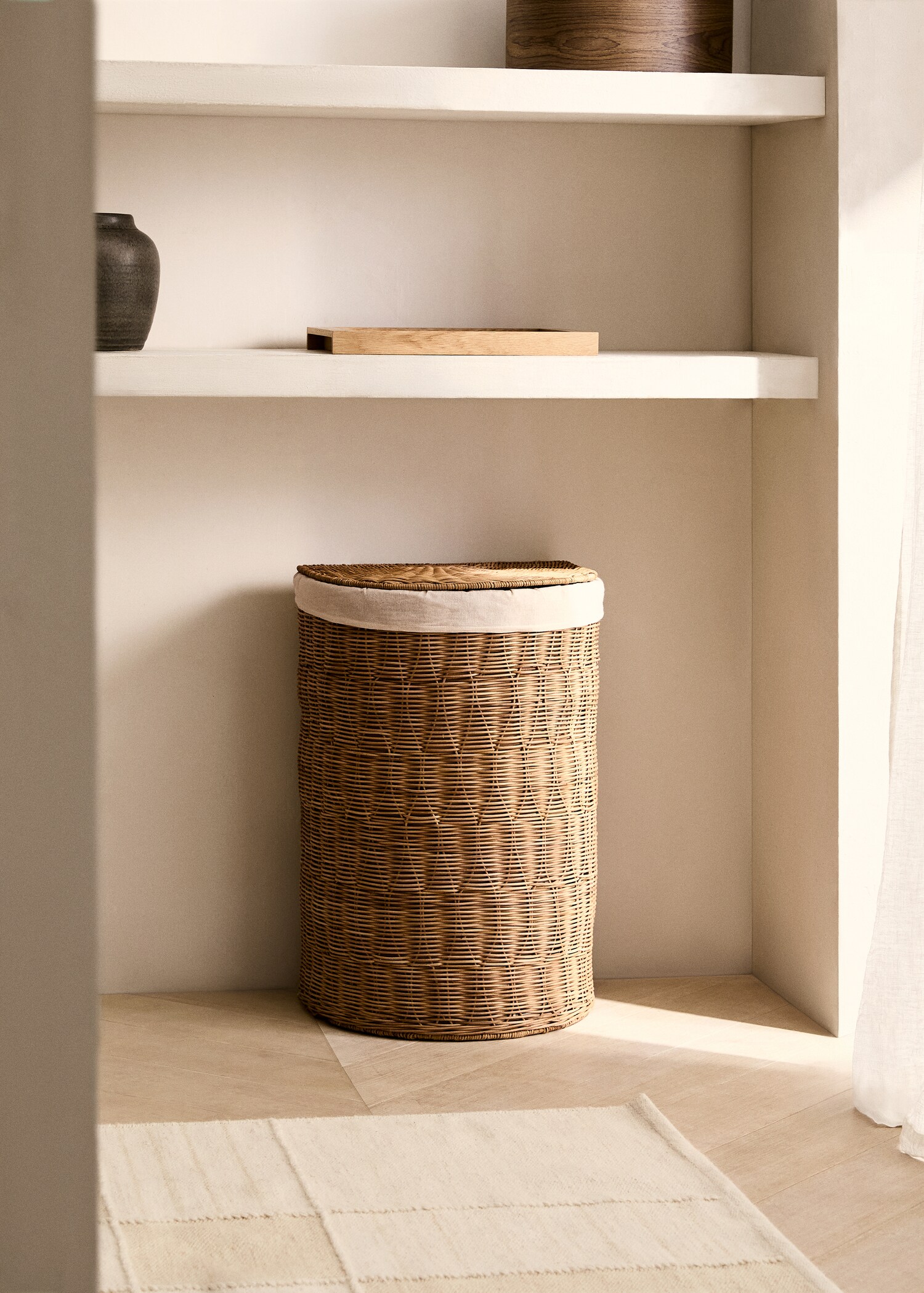 Wäschekorb aus geflochtenem Rattan mit Innenfutter - Allgemeine Ansicht