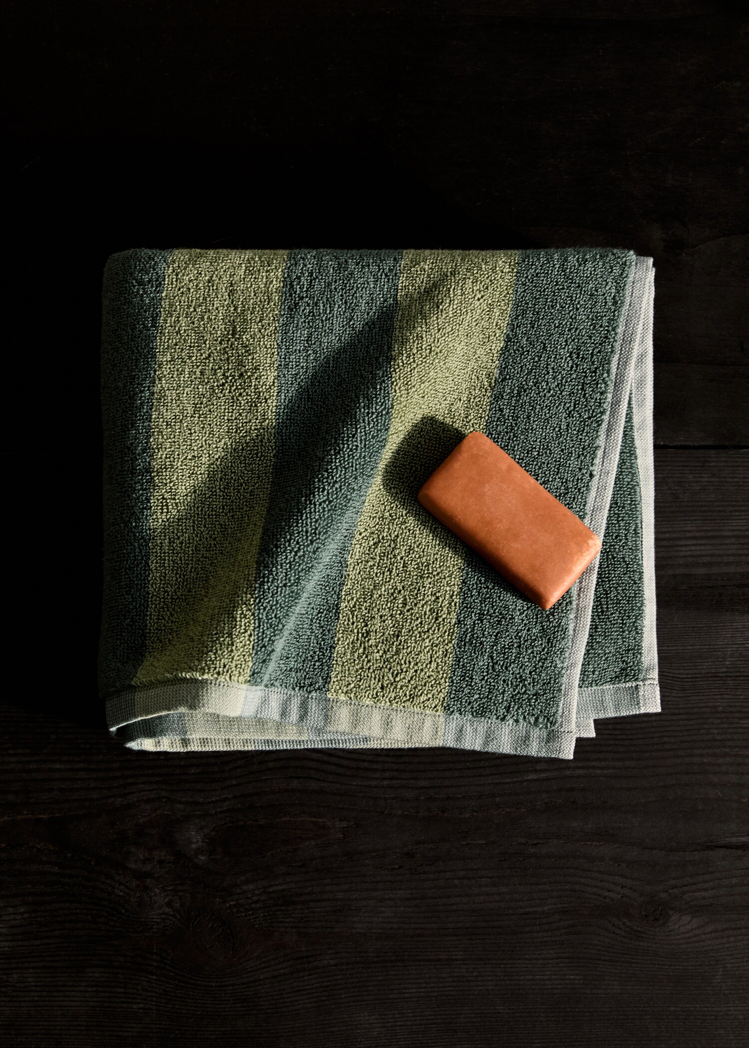 Two-tone striped washbasin towel - General plane