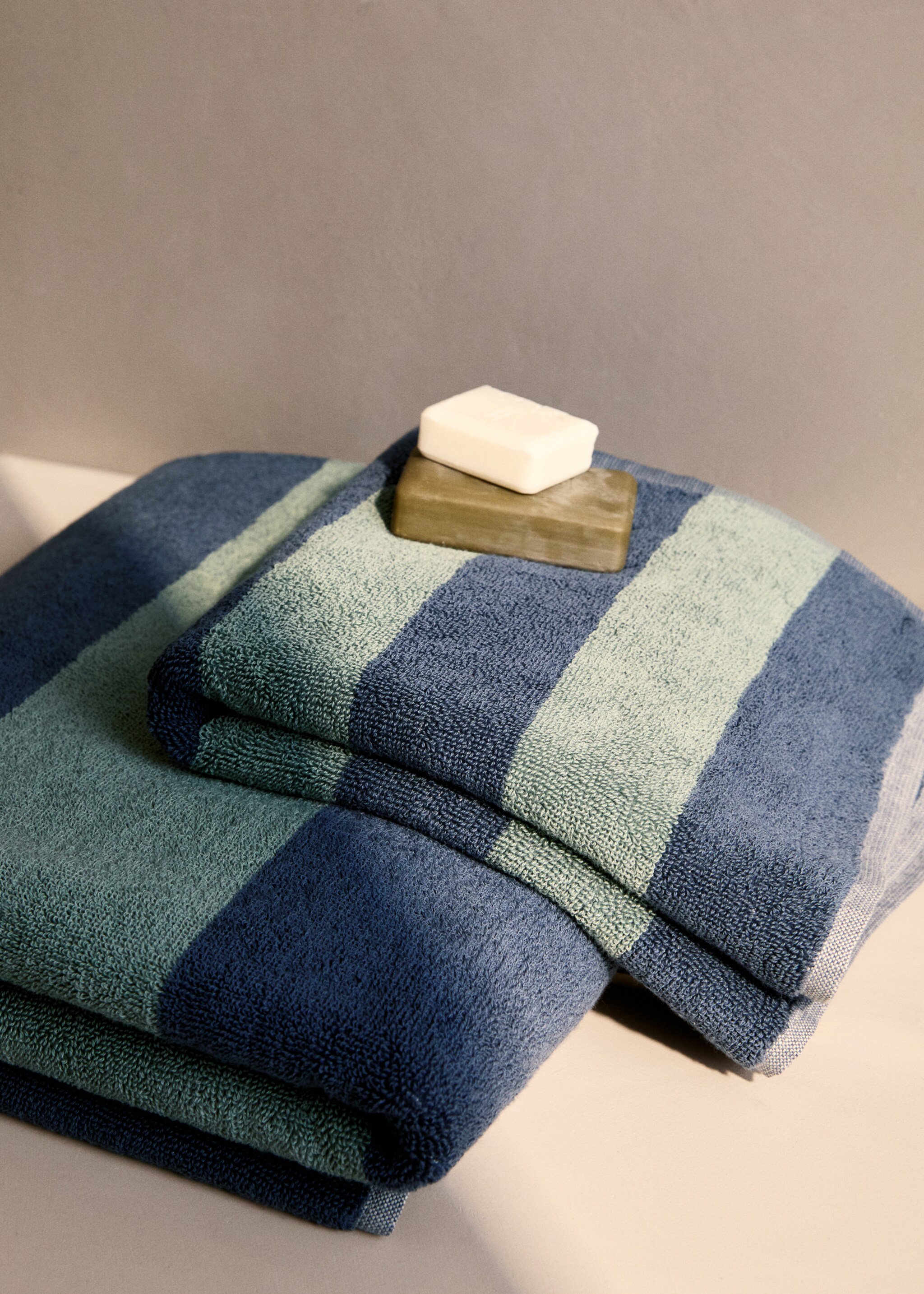 Two-tone striped washbasin towel - General plane