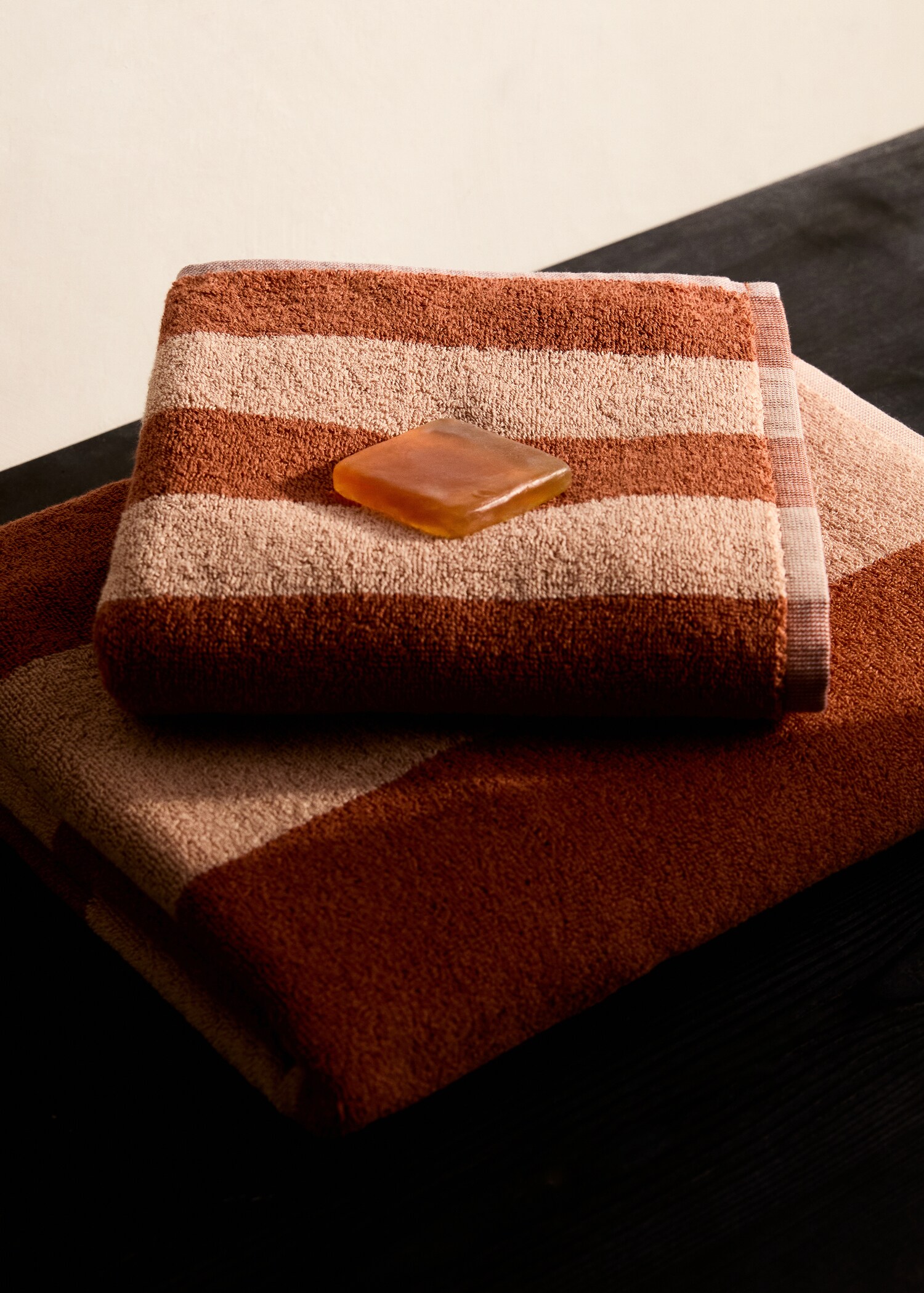 Two-tone striped washbasin towel - General plane