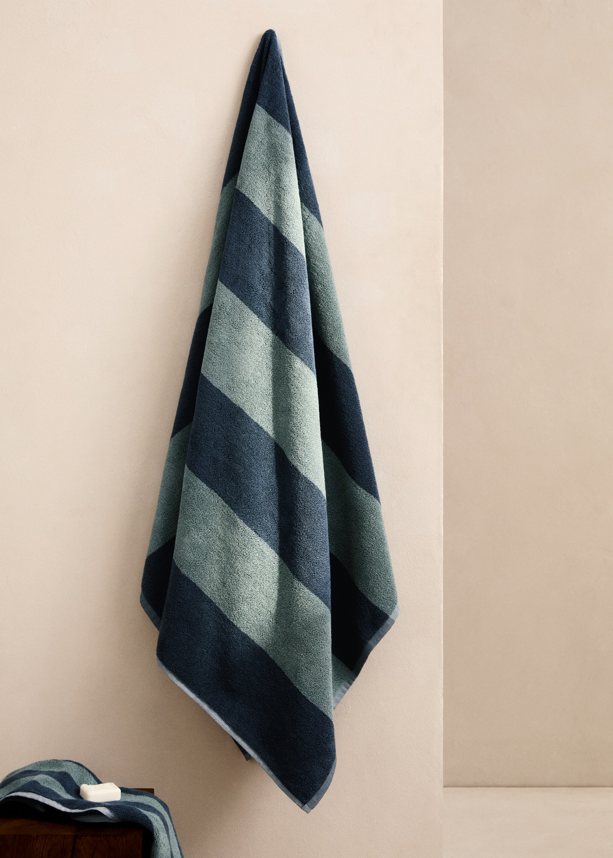 Two-tone striped bath towel - General plane