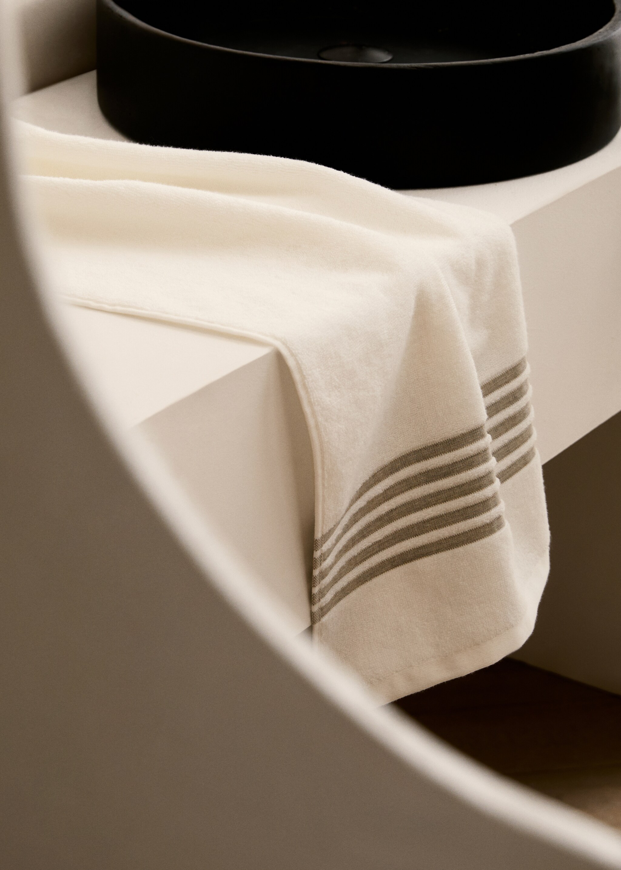 Toalla lavabo cenefa lino contraste - Plano general, Blanco roto. Ref: 87003342-00.