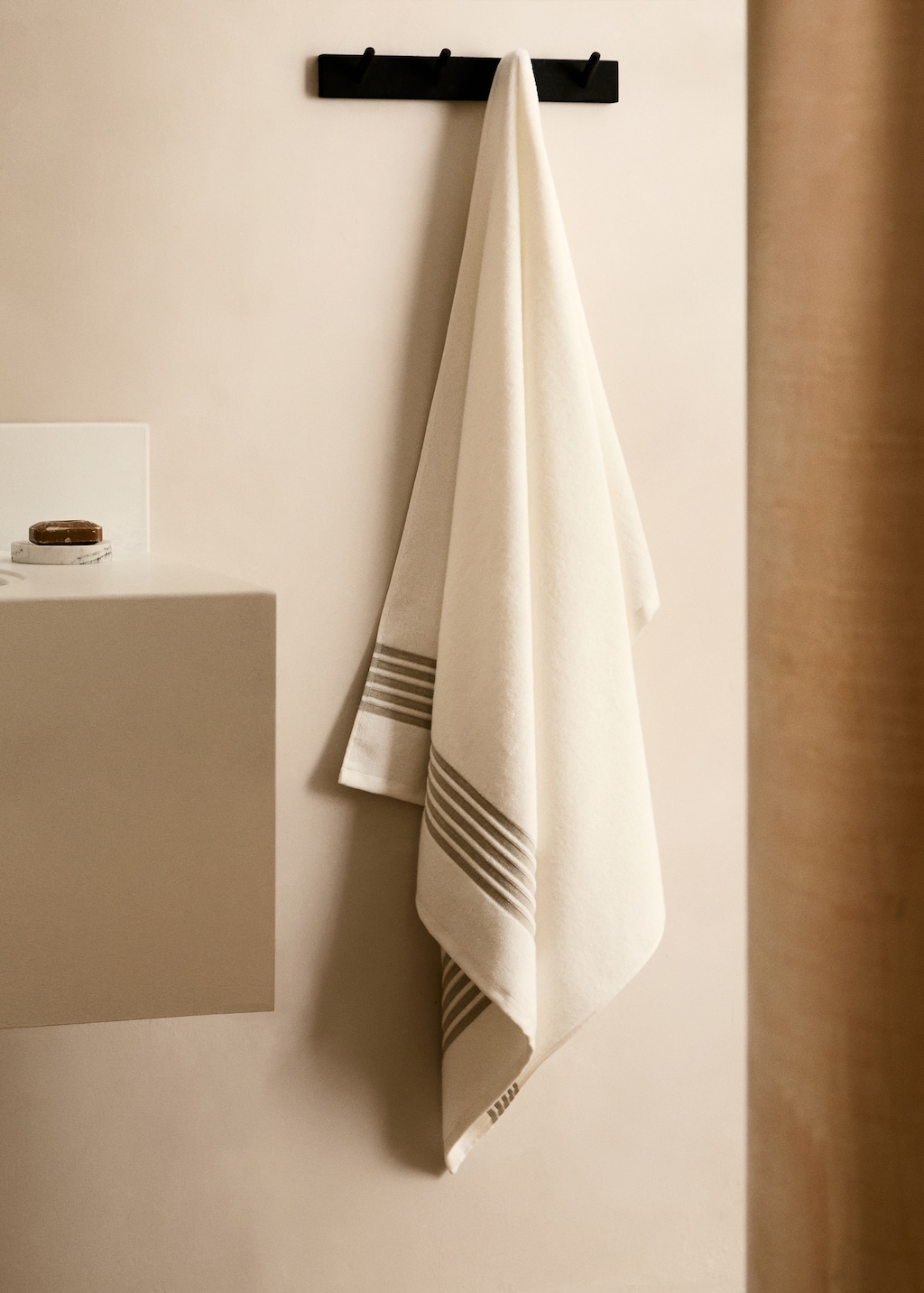 Linen bath towel with contrasting trim