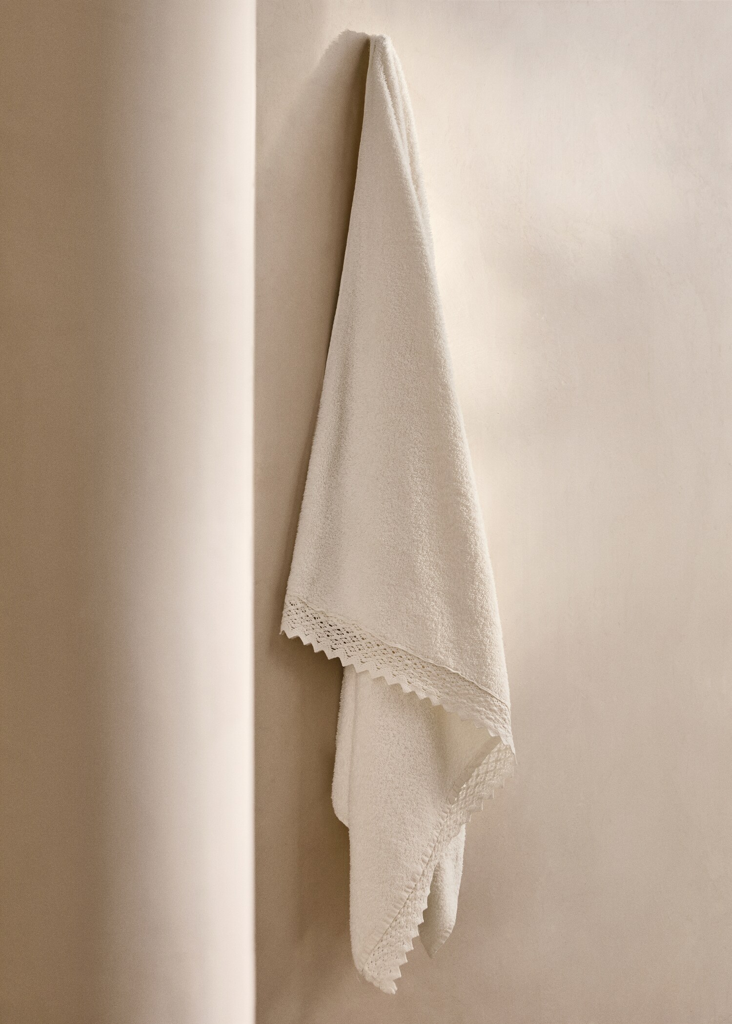 Bath towel with lace - General plane