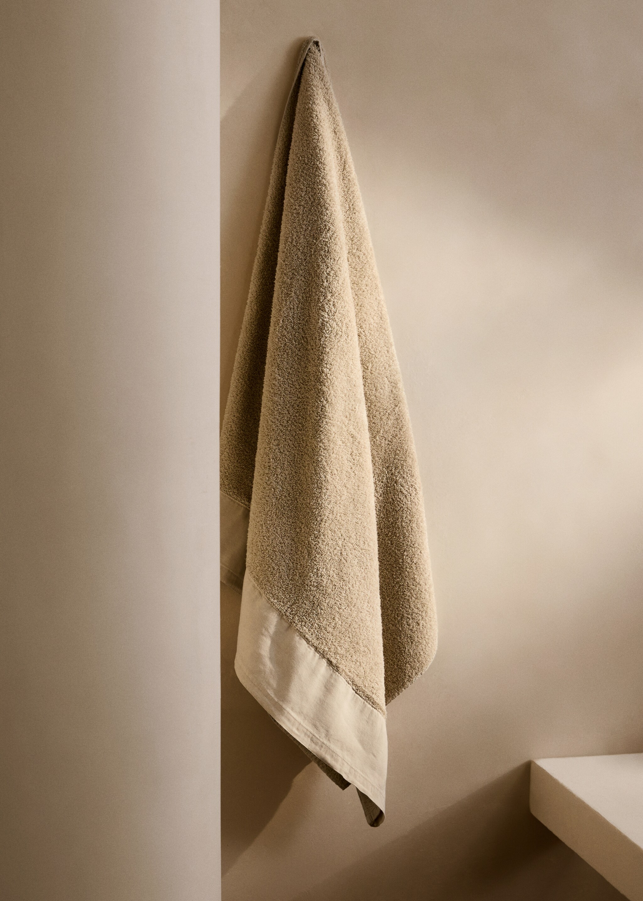 Bath towel with linen trim - General plane