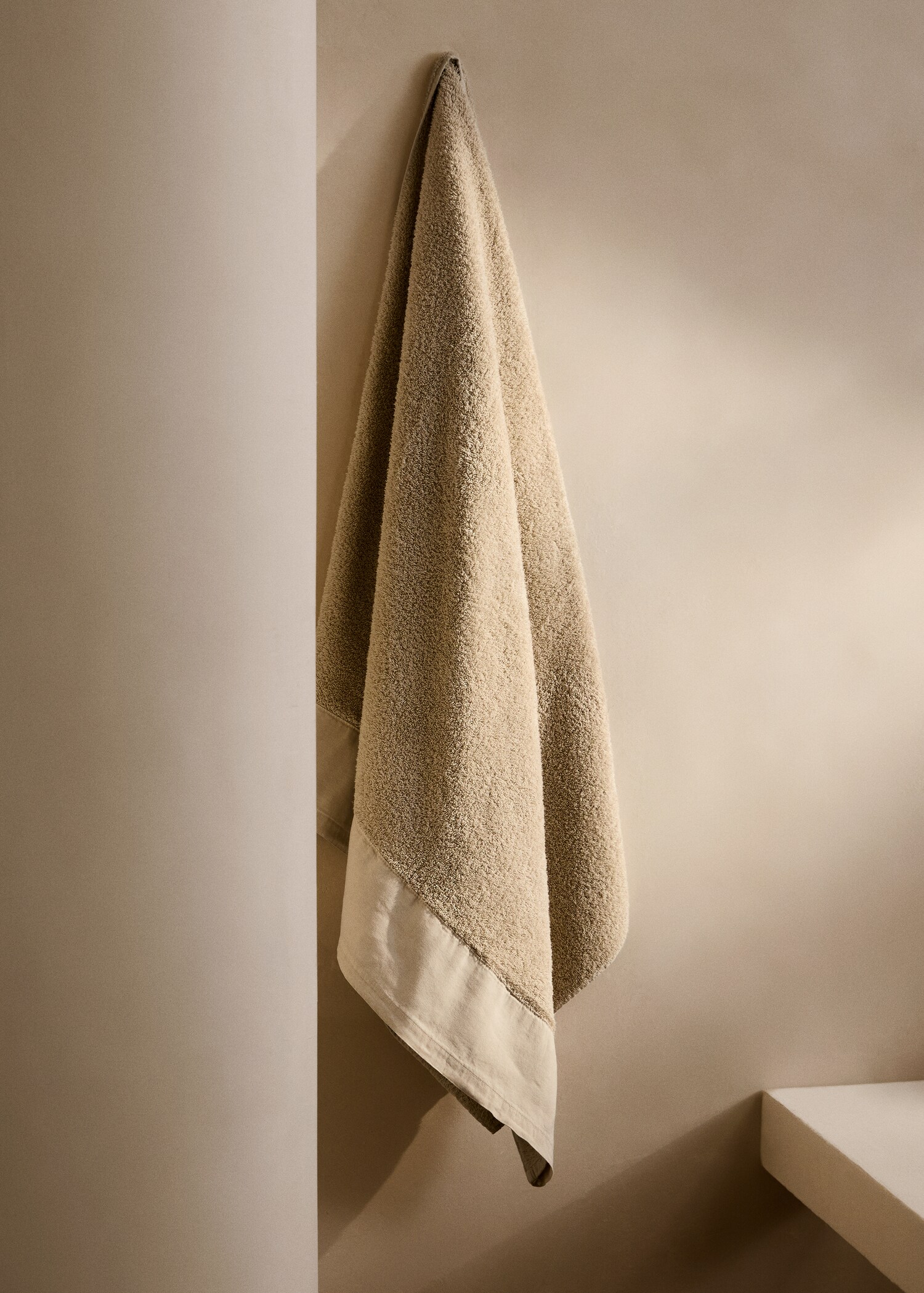 Bath towel with linen trim - General plane